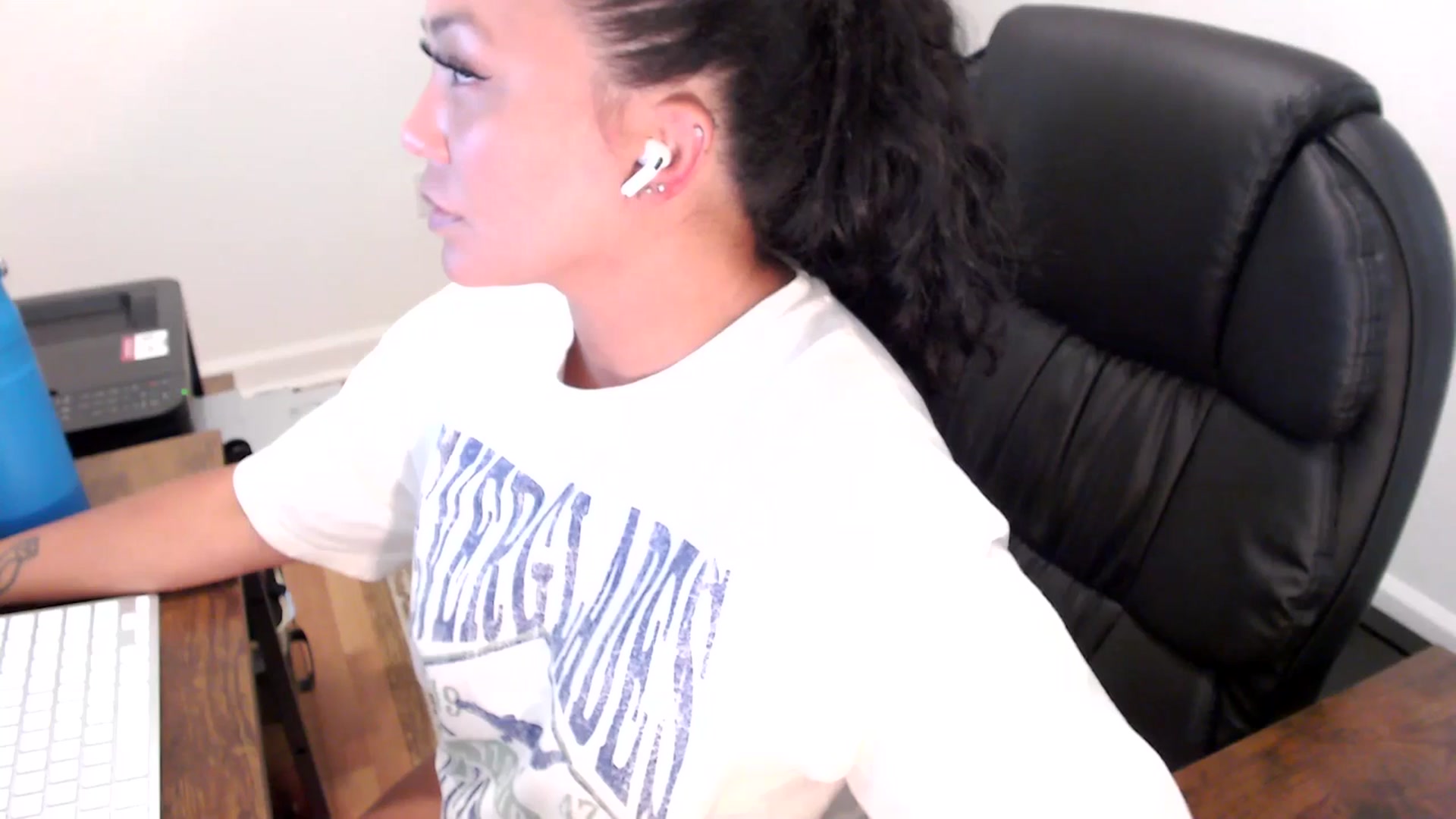 Gallery image thumbnail from MickaylaStar's myfreecams stream on, 07/23/2025, 17:42 image 7 of 20