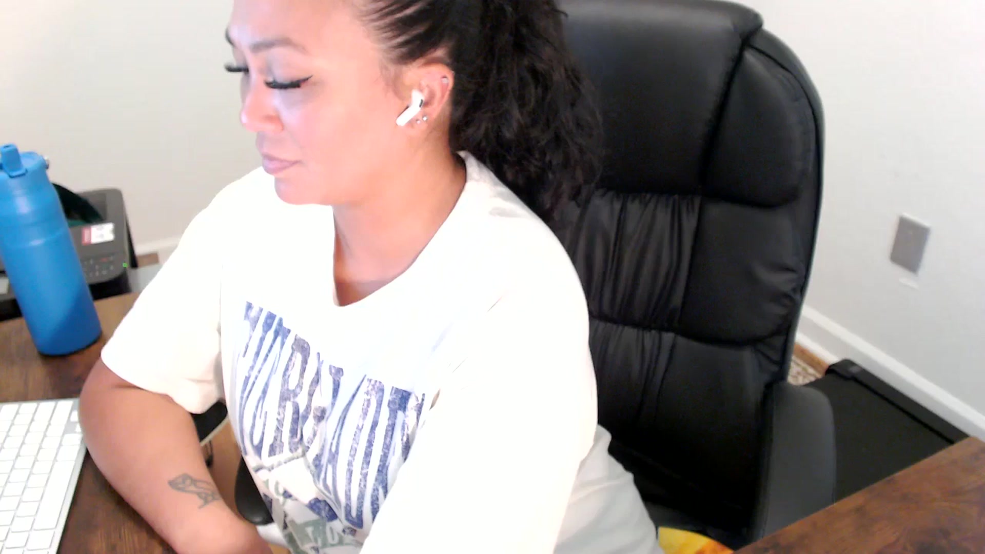 Gallery image thumbnail from MickaylaStar's myfreecams stream on, 07/23/2025, 18:43 image 13 of 20