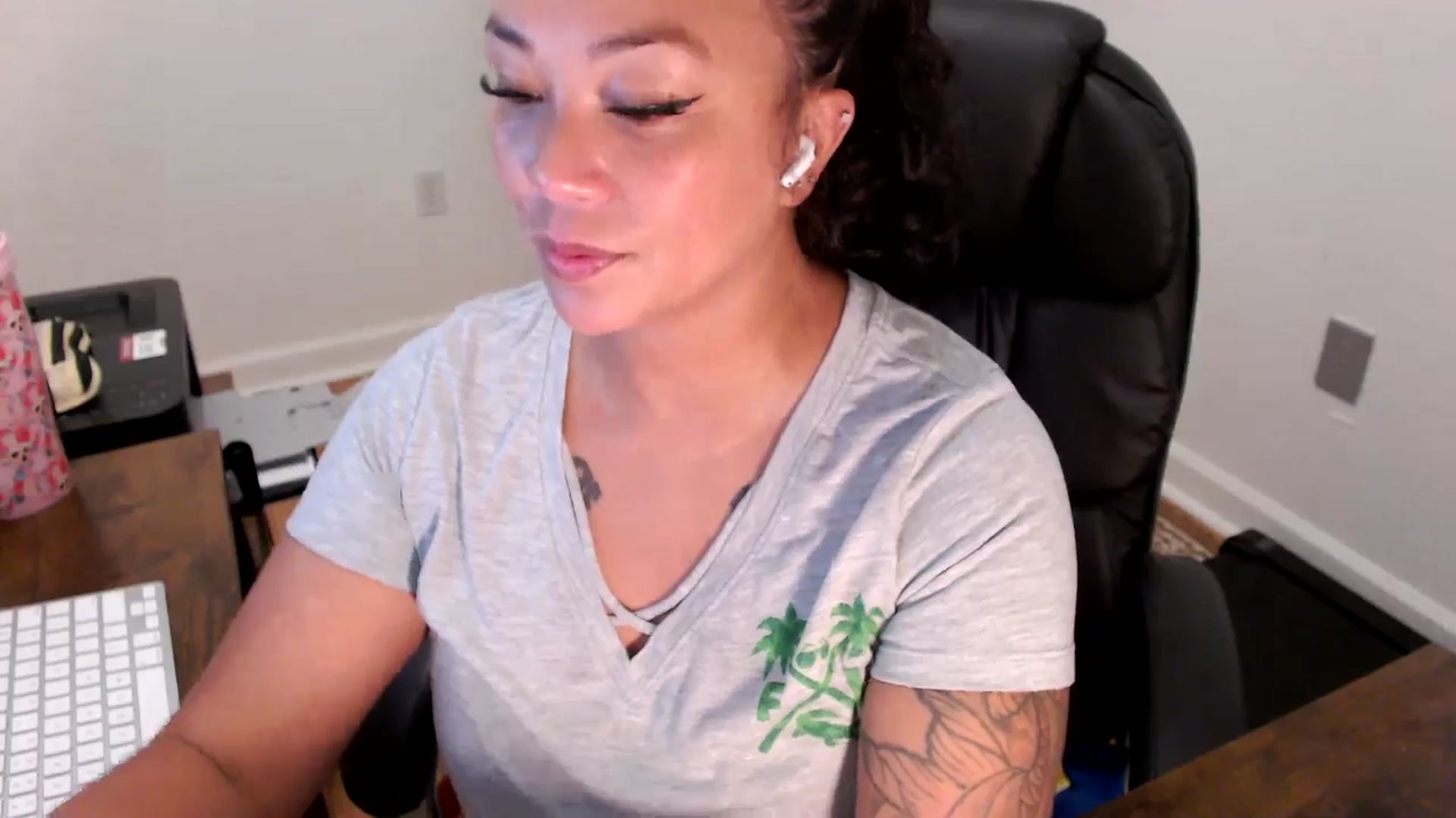 Gallery image thumbnail from MickaylaStar's myfreecams stream on, 07/24/2025, 14:04 image 2 of 20