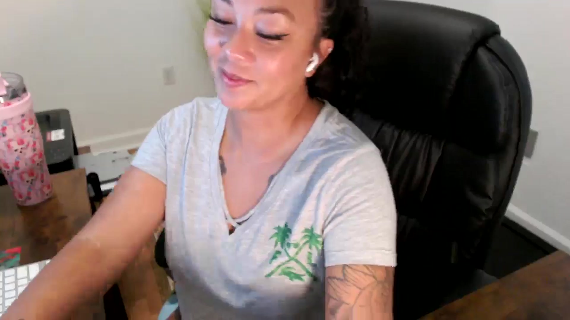 Gallery image thumbnail from MickaylaStar's myfreecams stream on, 07/24/2025, 15:57 image 2 of 20