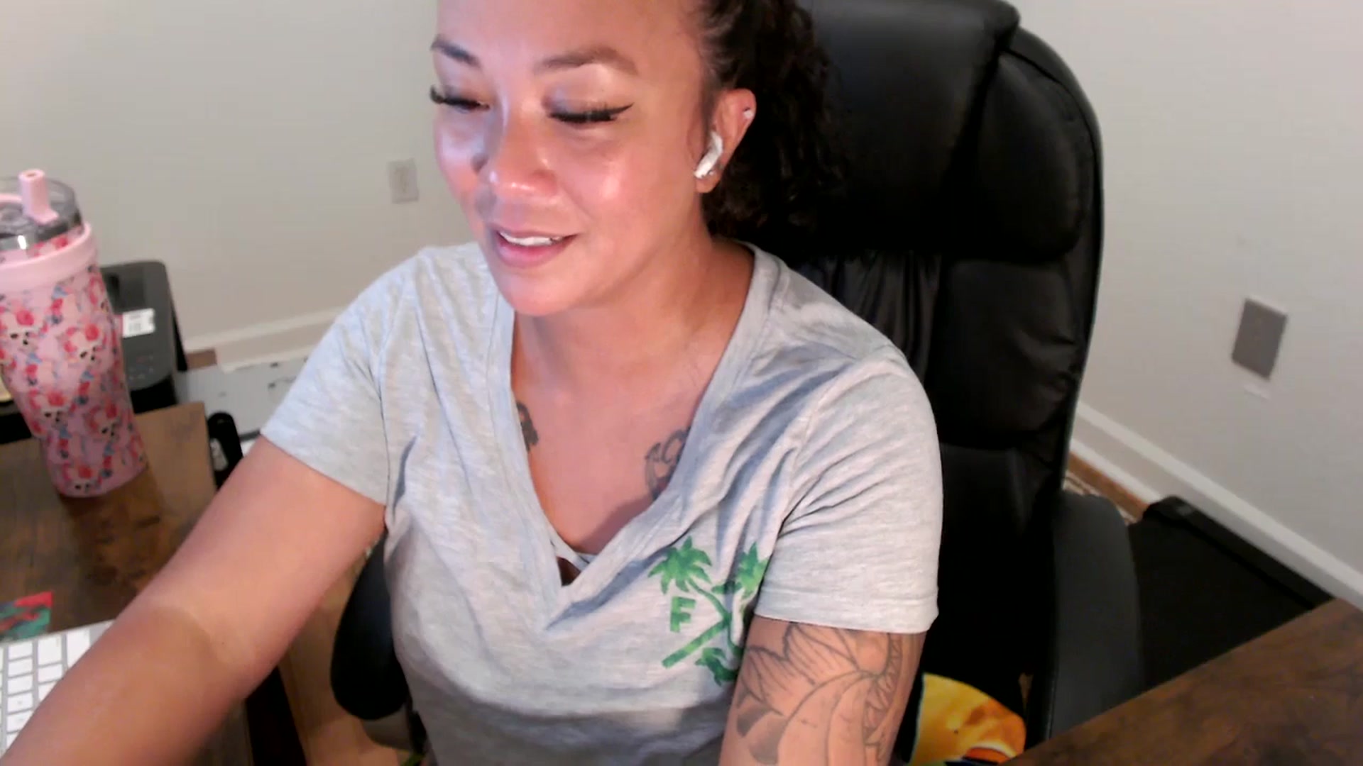 Gallery image thumbnail from MickaylaStar's myfreecams stream on, 07/24/2025, 17:16 image 13 of 20