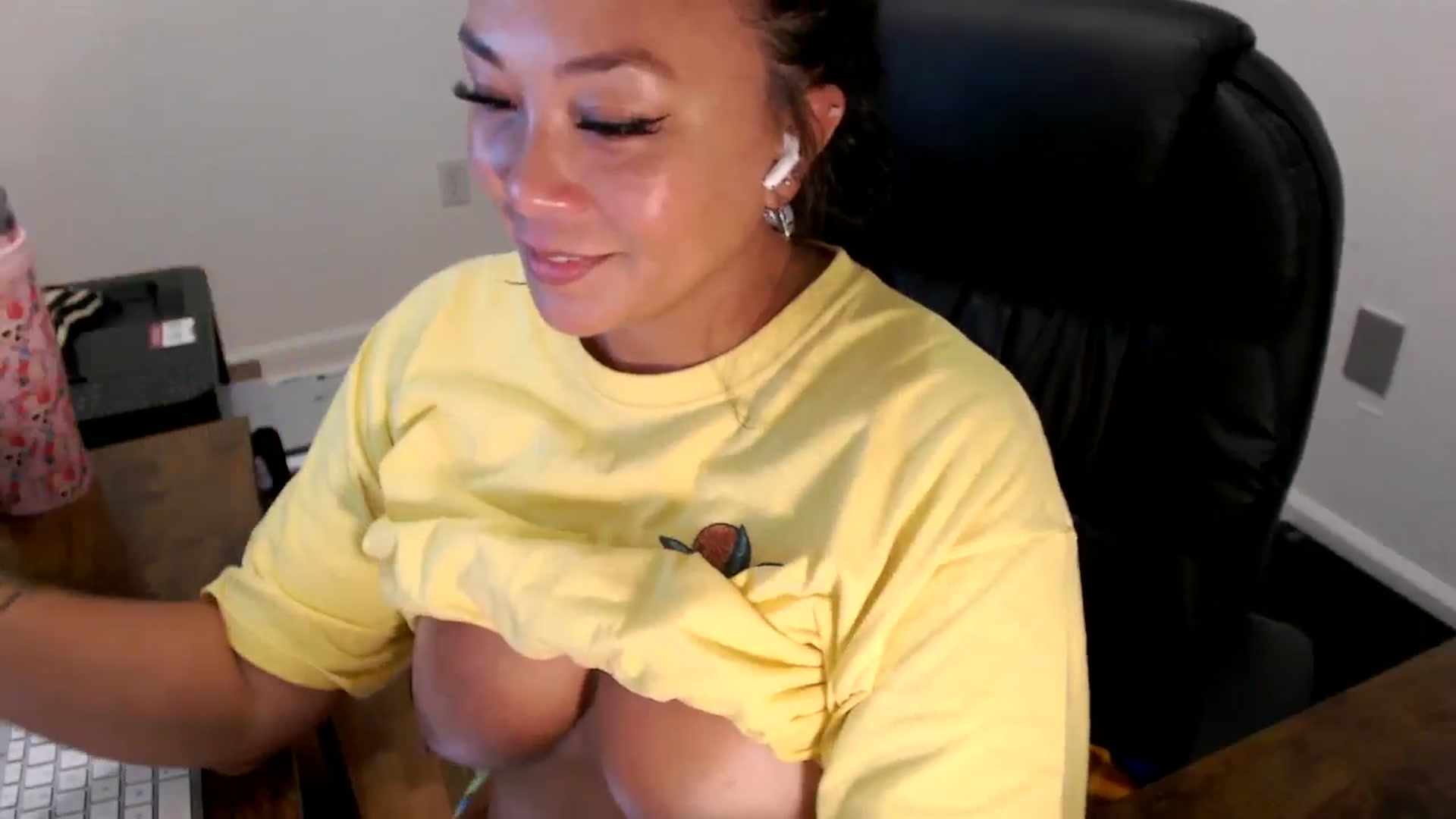 Gallery image thumbnail from MickaylaStar's myfreecams stream on, 07/25/2025, 14:01 image 18 of 20