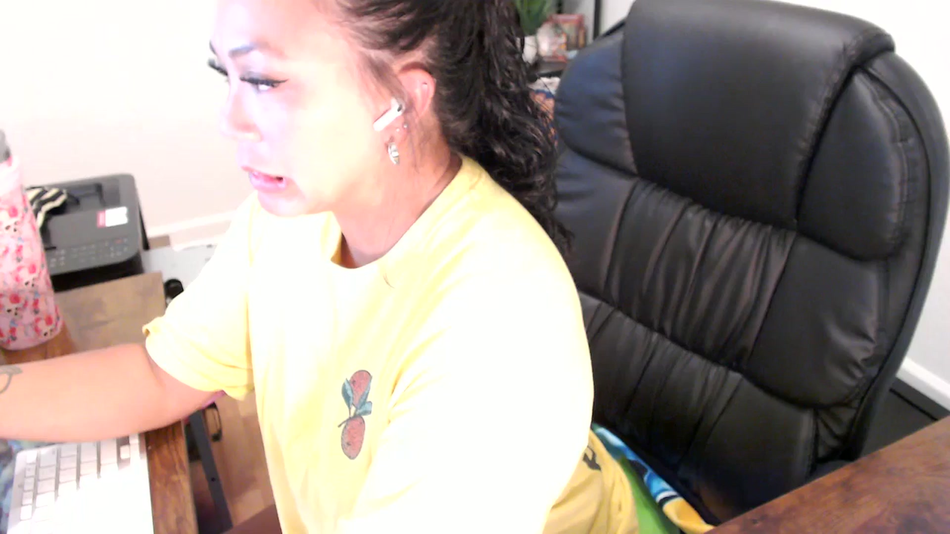 Gallery image thumbnail from MickaylaStar's myfreecams stream on, 07/25/2025, 14:01 image 11 of 20