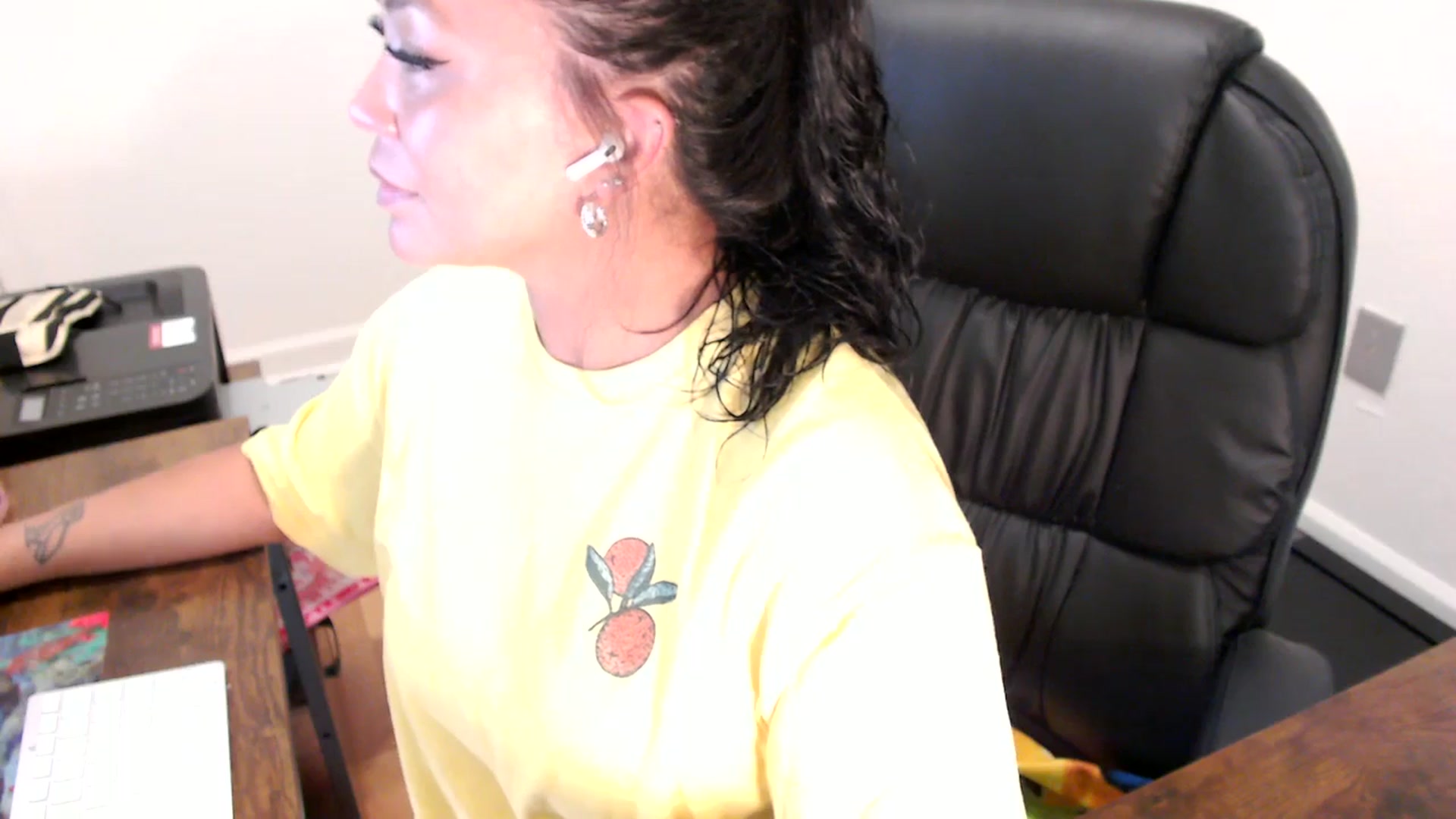 Gallery image thumbnail from MickaylaStar's myfreecams stream on, 07/25/2025, 14:01 image 3 of 20