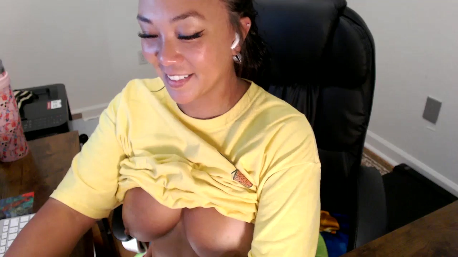 Gallery image thumbnail from MickaylaStar's myfreecams stream on, 07/25/2025, 14:12 image 19 of 20
