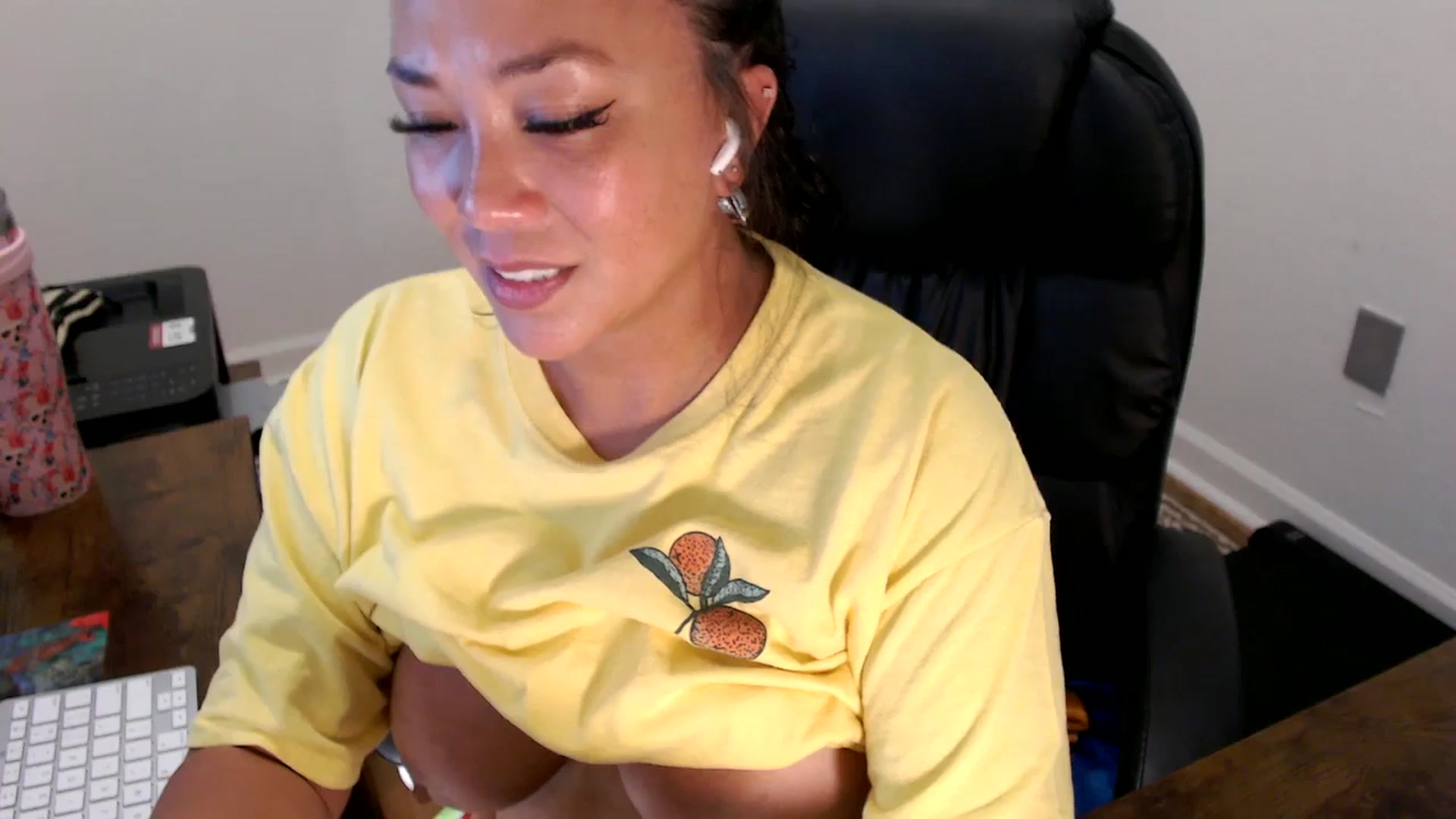 Gallery image thumbnail from MickaylaStar's myfreecams stream on, 07/25/2025, 14:12 image 13 of 20