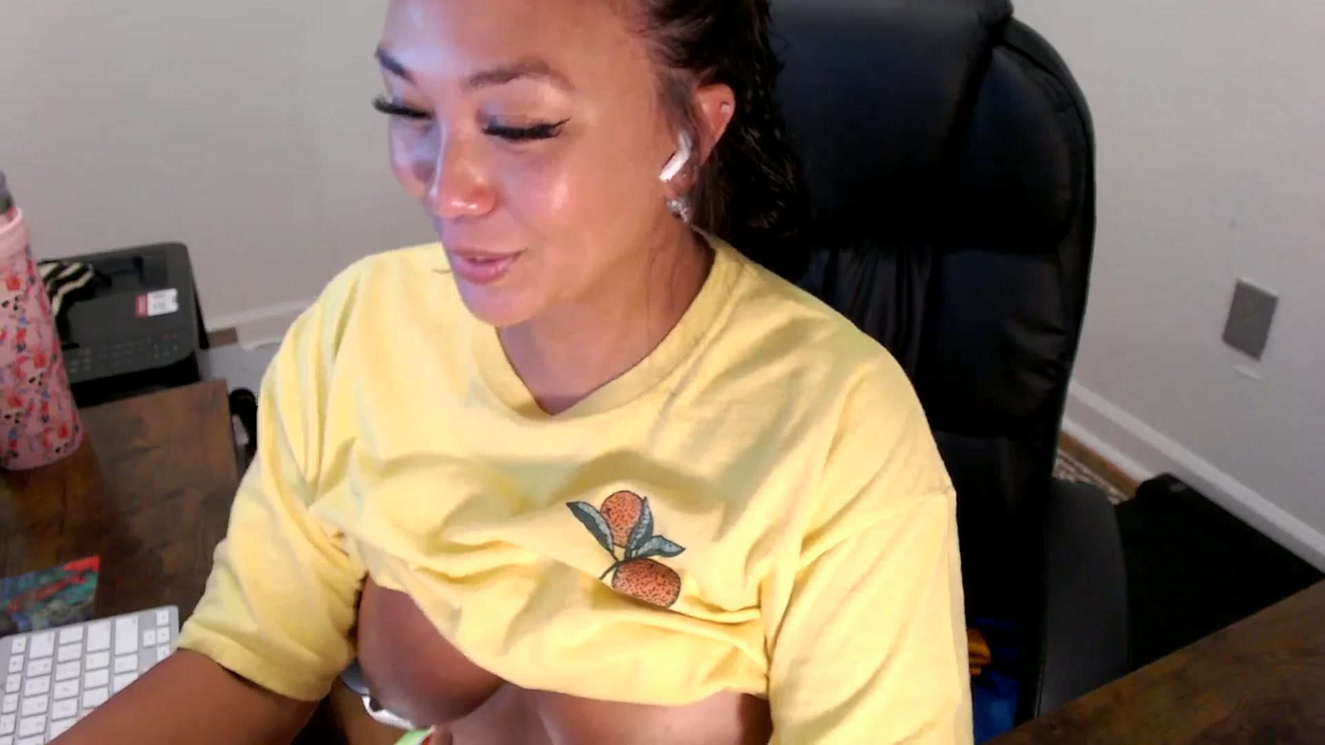 Gallery image thumbnail from MickaylaStar's myfreecams stream on, 07/25/2025, 14:12 image 14 of 20