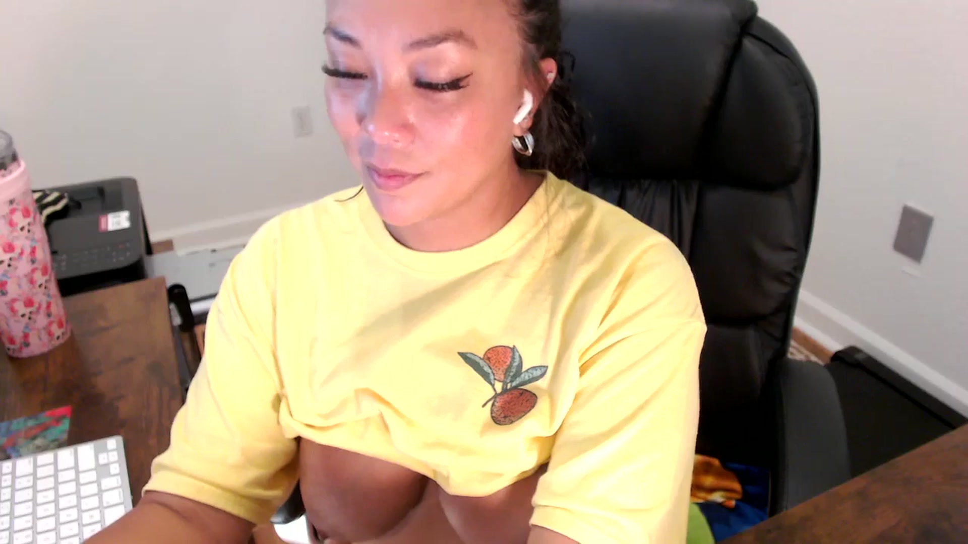 Gallery image thumbnail from MickaylaStar's myfreecams stream on, 07/25/2025, 15:38 image 10 of 20