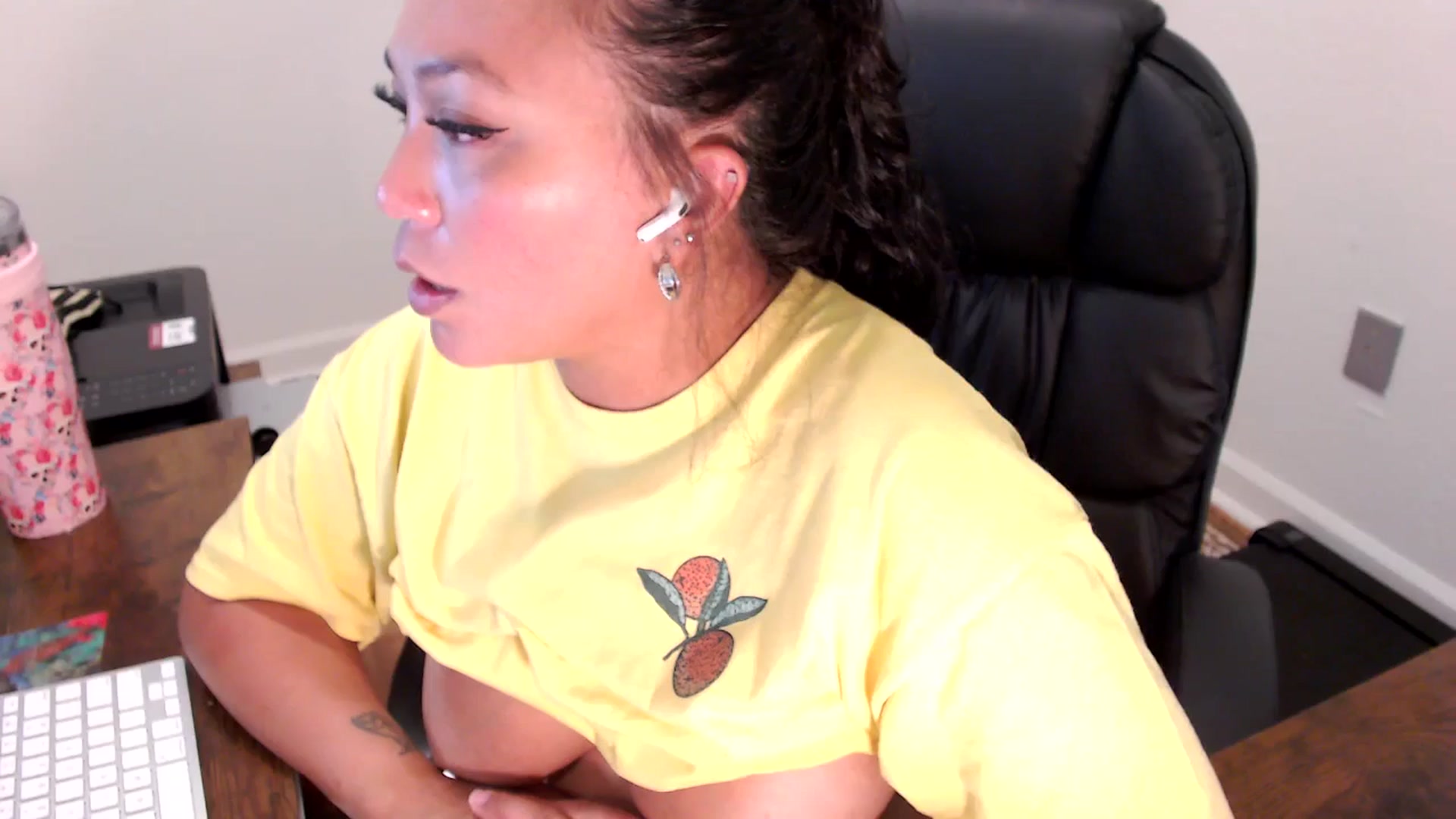 Gallery image thumbnail from MickaylaStar's myfreecams stream on, 07/25/2025, 15:38 image 9 of 20