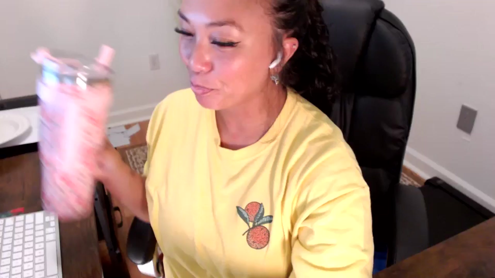 Gallery image thumbnail from MickaylaStar's myfreecams stream on, 07/25/2025, 17:03 image 6 of 20