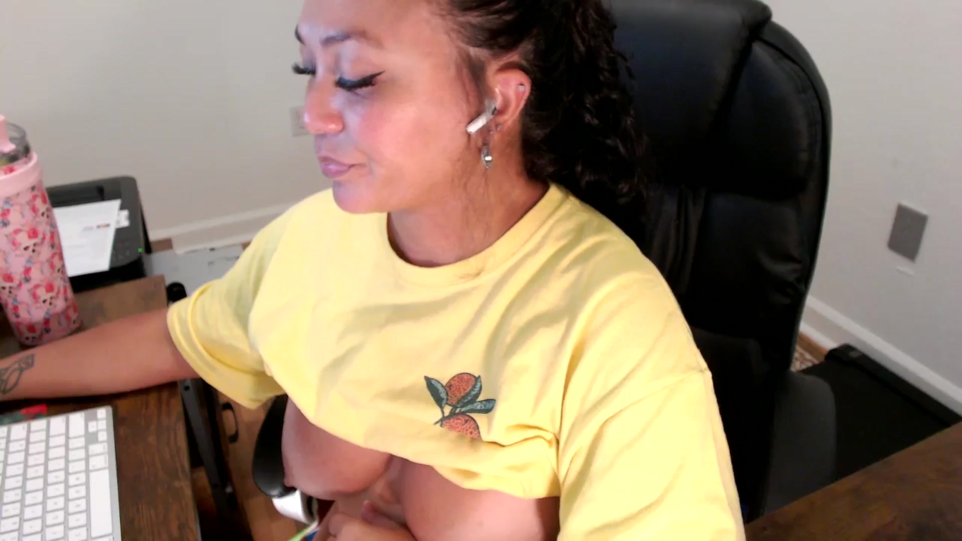 Gallery image thumbnail from MickaylaStar's myfreecams stream on, 07/25/2025, 17:03 image 16 of 20