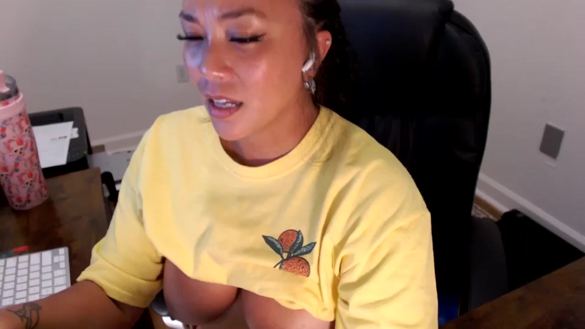 Gallery image thumbnail from MickaylaStar's myfreecams stream on, 07/25/2025, 17:03 image 19 of 20