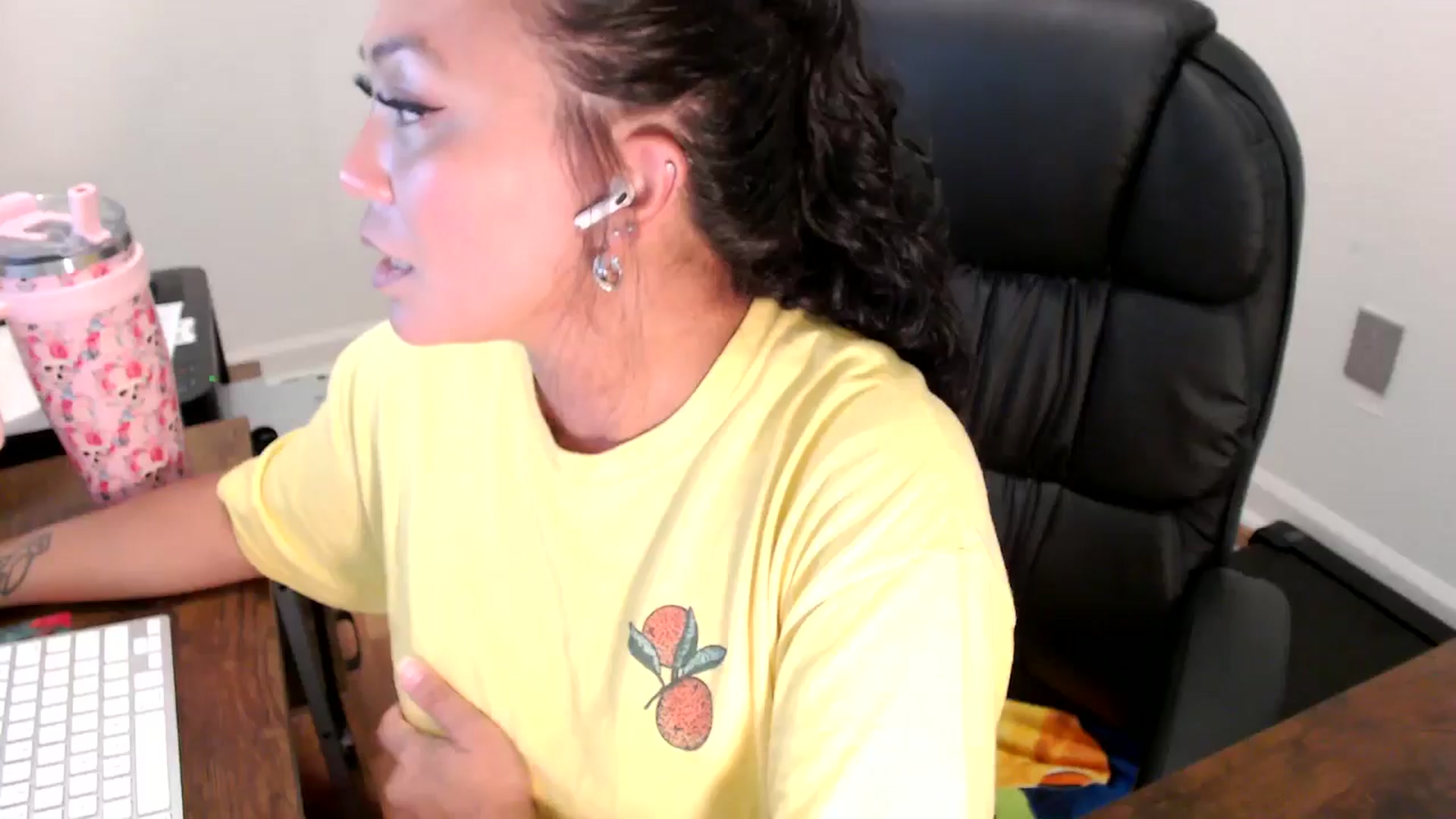 Gallery image thumbnail from MickaylaStar's myfreecams stream on, 07/25/2025, 17:28 image 9 of 20