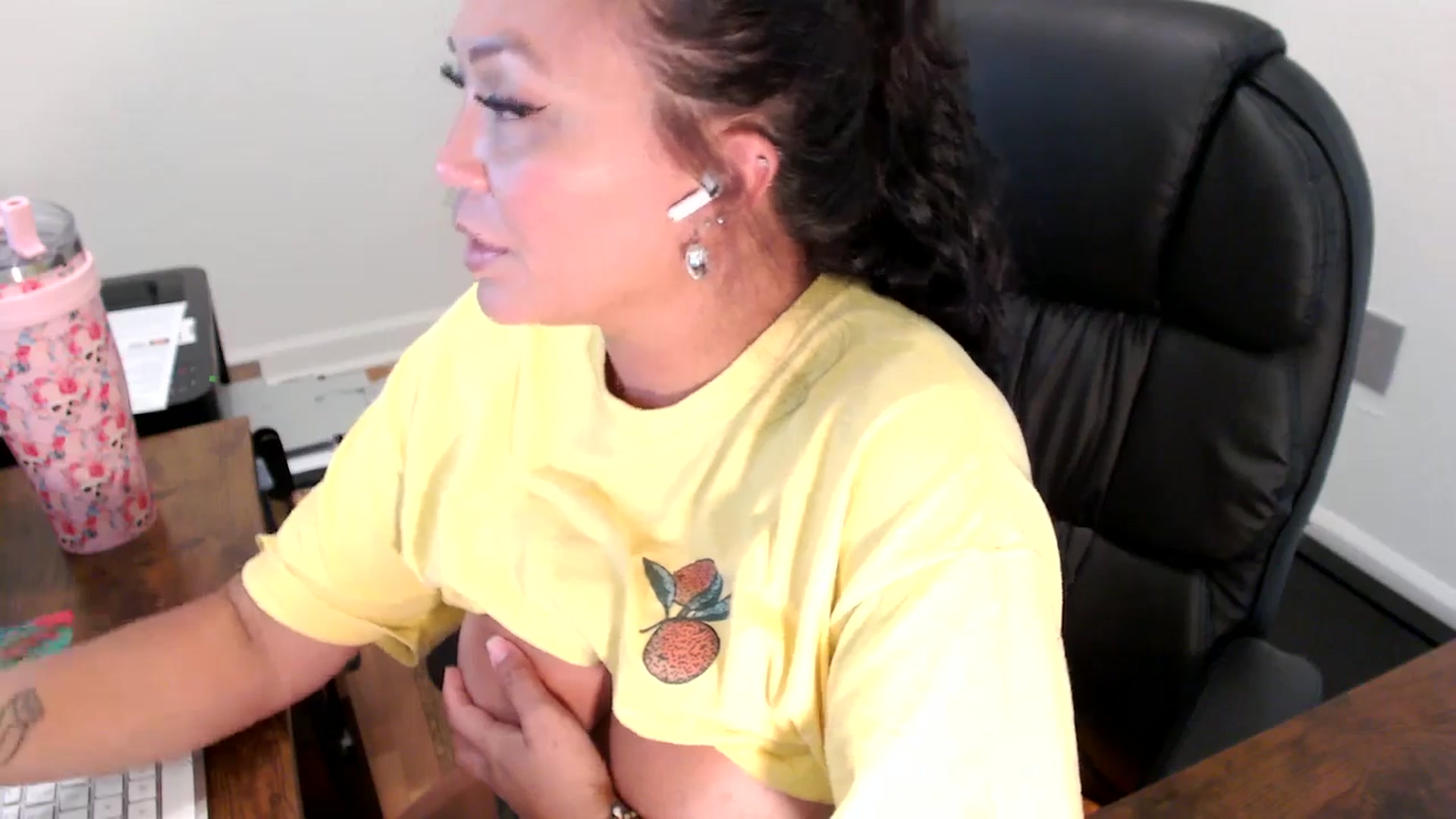 Gallery image thumbnail from MickaylaStar's myfreecams stream on, 07/25/2025, 19:30 image 19 of 20