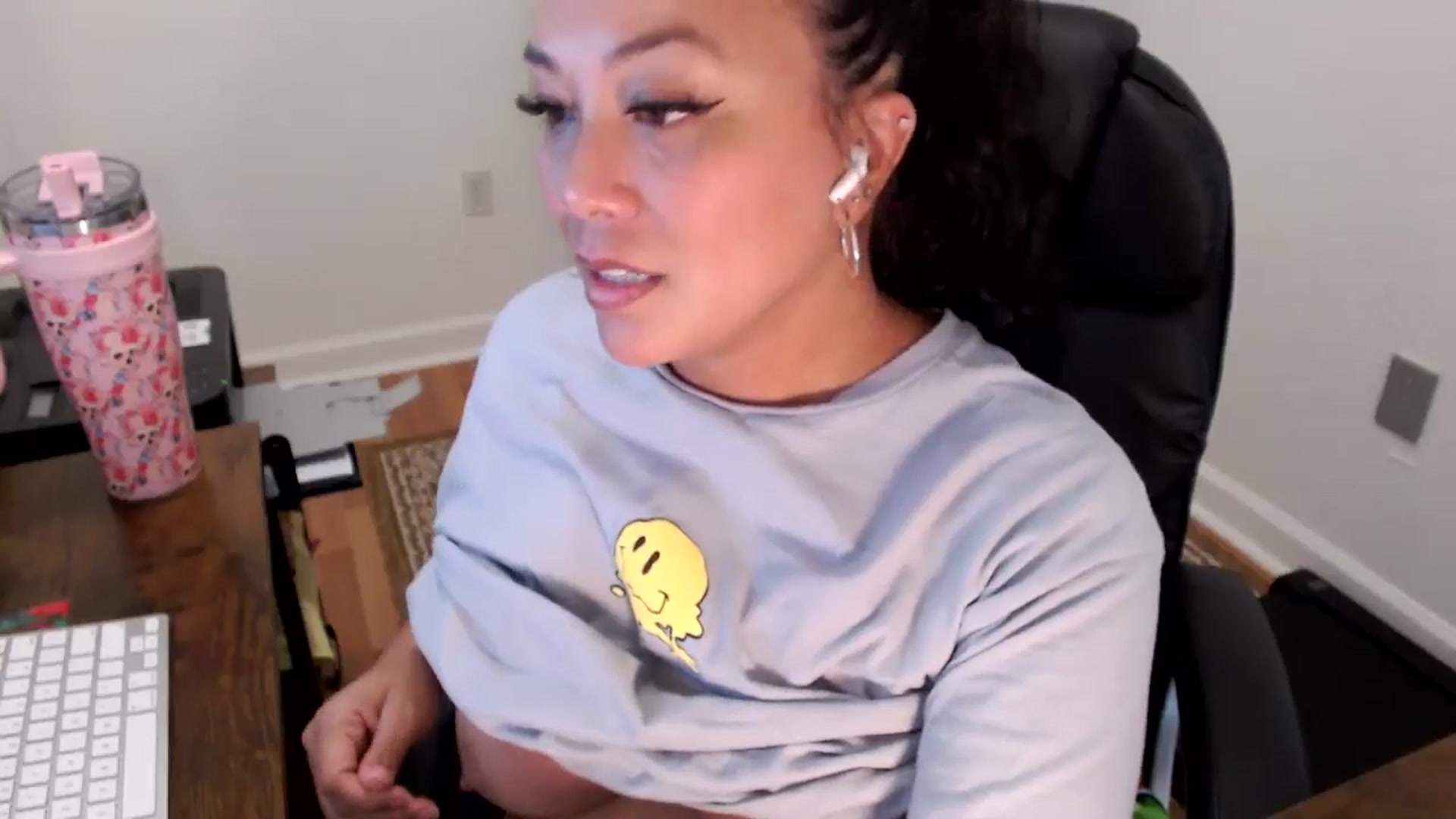 Gallery image thumbnail from MickaylaStar's myfreecams stream on, 07/28/2025, 19:17 image 16 of 20