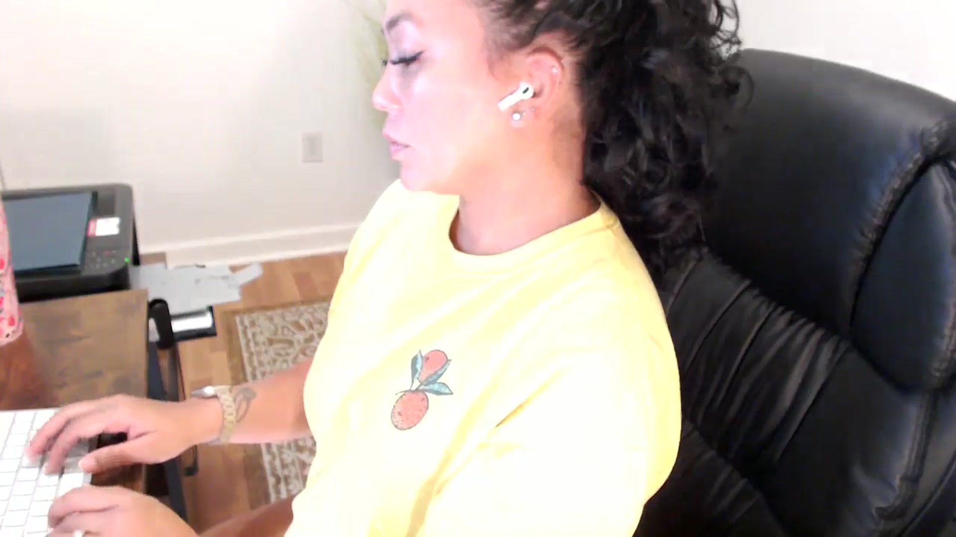 Gallery image thumbnail from MickaylaStar's myfreecams stream on, 07/31/2025, 15:46 image 13 of 20