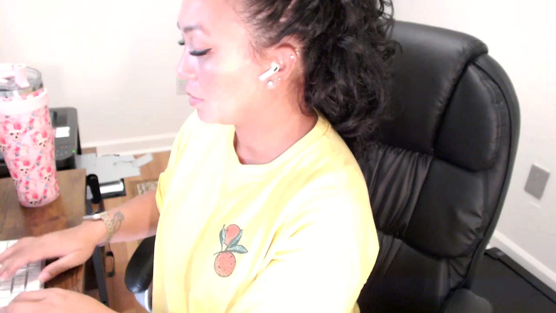 Gallery image thumbnail from MickaylaStar's myfreecams stream on, 07/31/2025, 16:09 image 15 of 20