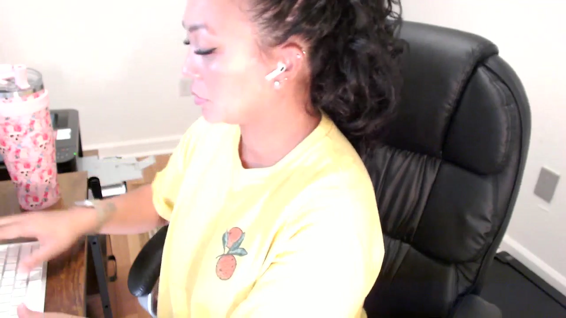 Gallery image thumbnail from MickaylaStar's myfreecams stream on, 07/31/2025, 16:09 image 14 of 20