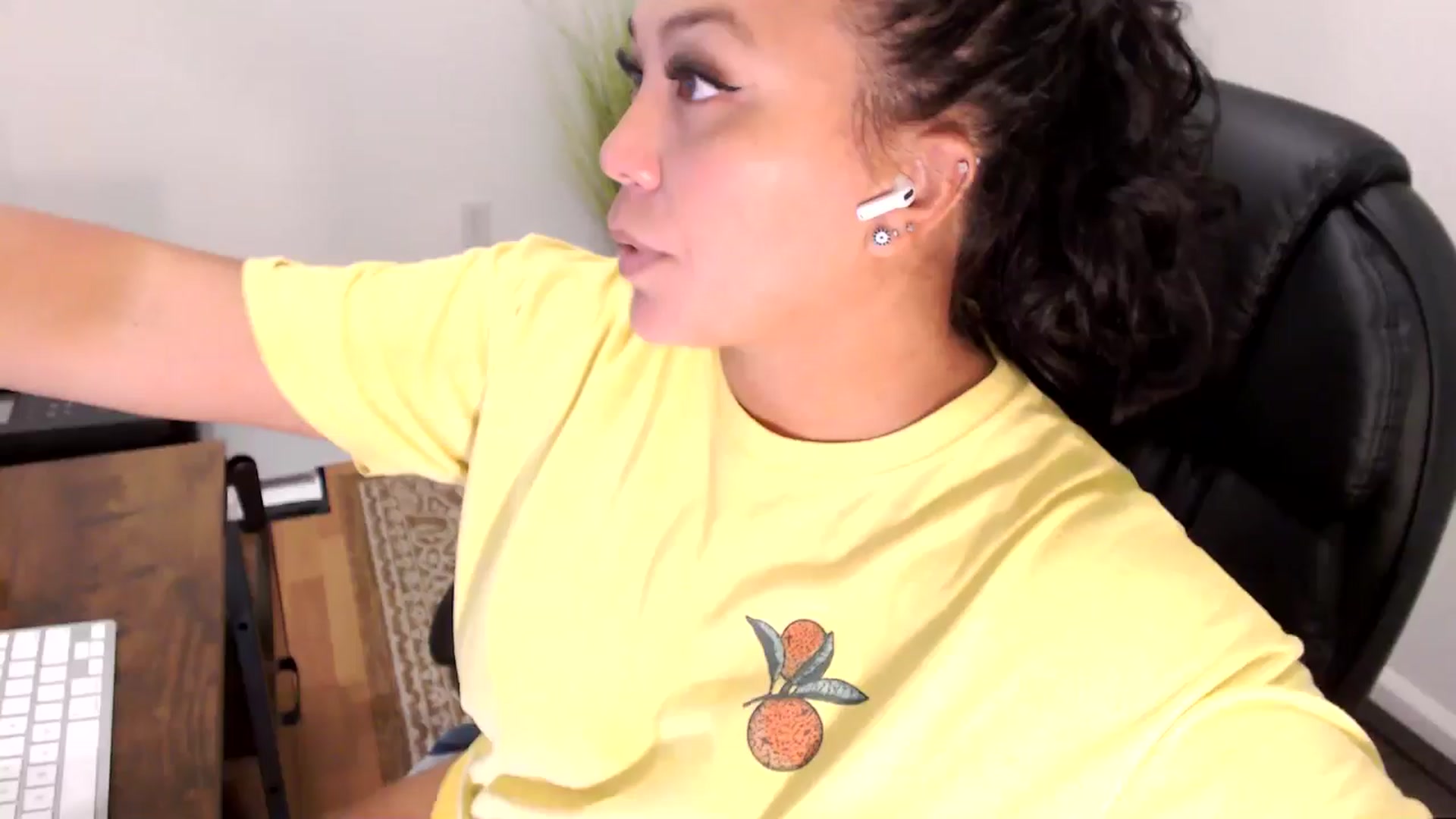 Gallery image thumbnail from MickaylaStar's myfreecams stream on, 07/31/2025, 16:34 image 1 of 20