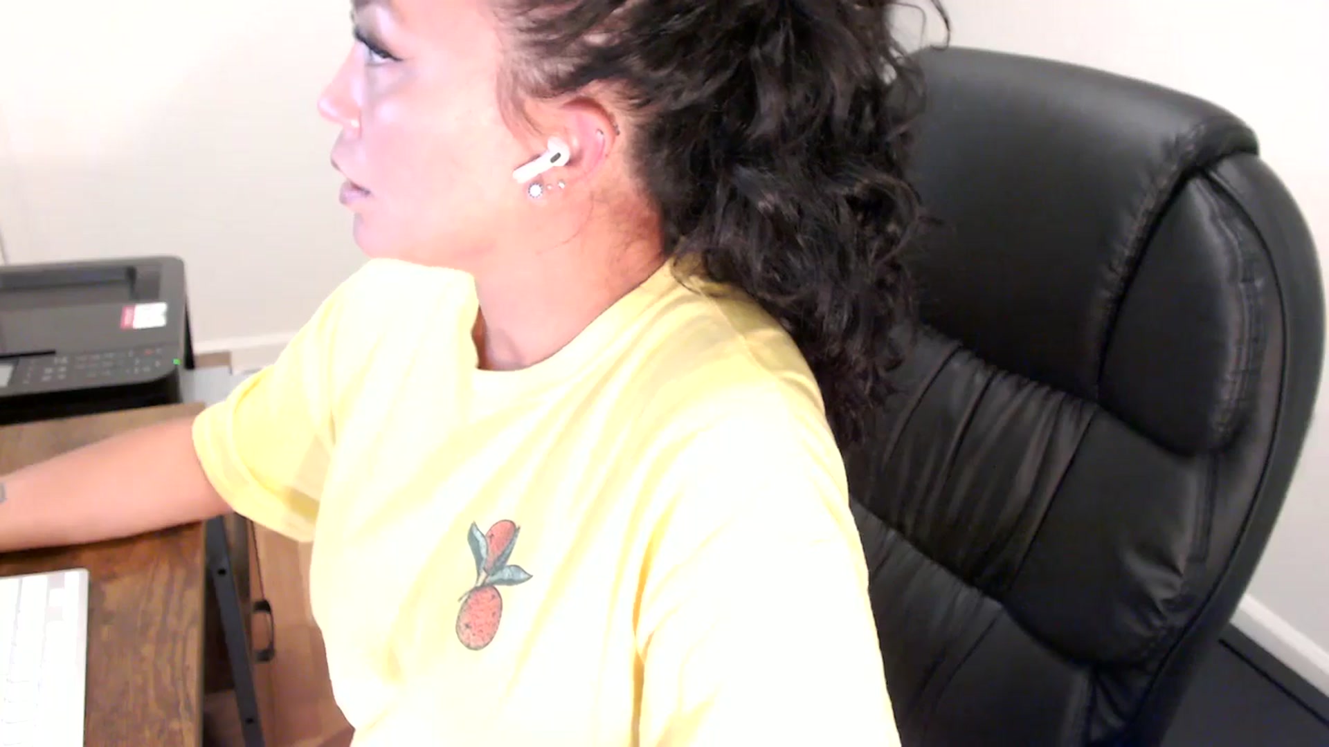 Gallery image thumbnail from MickaylaStar's myfreecams stream on, 07/31/2025, 17:00 image 18 of 20
