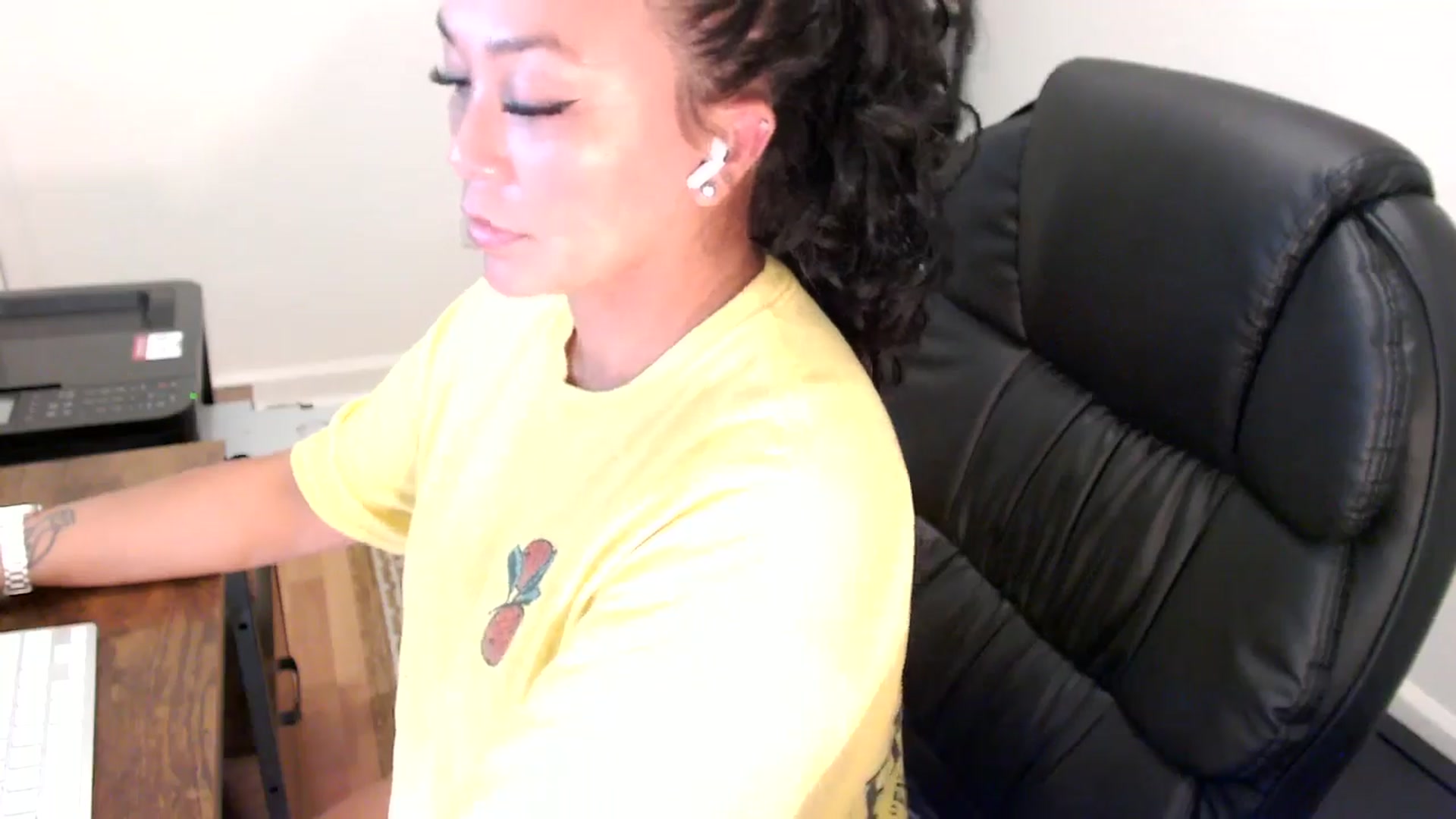 Gallery image thumbnail from MickaylaStar's myfreecams stream on, 07/31/2025, 17:00 image 19 of 20