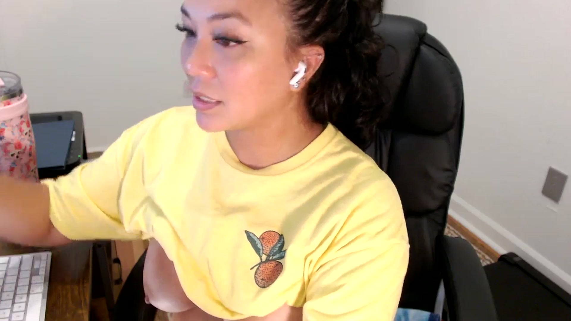Gallery image thumbnail from MickaylaStar's myfreecams stream on, 07/31/2025, 18:46 image 18 of 20