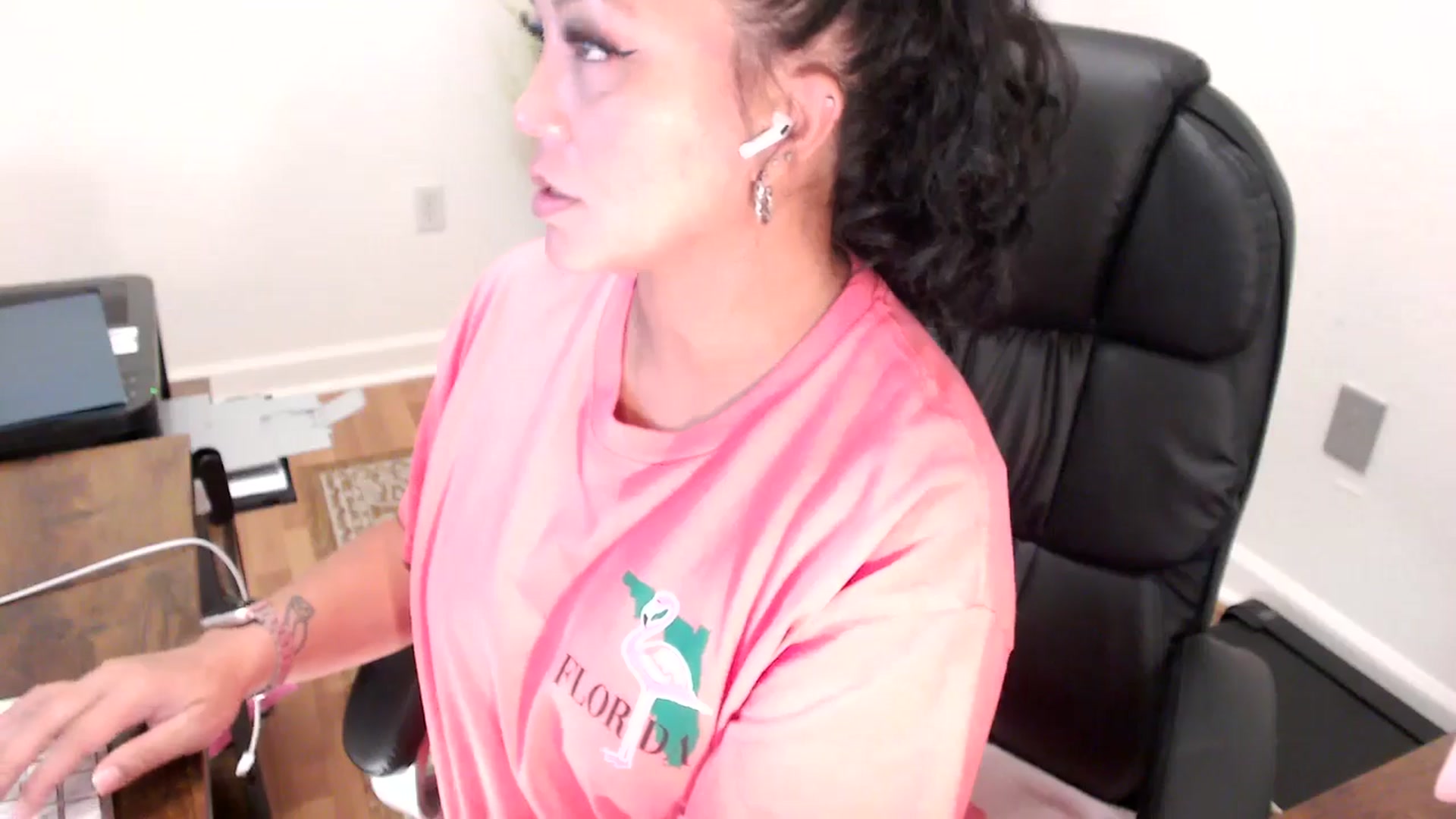 Gallery image thumbnail from MickaylaStar's myfreecams stream on, 08/01/2025, 15:36 image 7 of 20