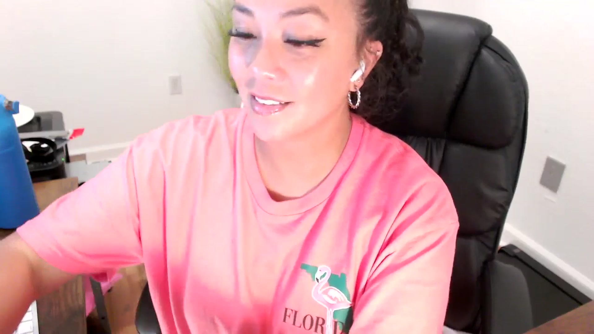 Gallery image thumbnail from MickaylaStar's myfreecams stream on, 08/01/2025, 19:04 image 16 of 20