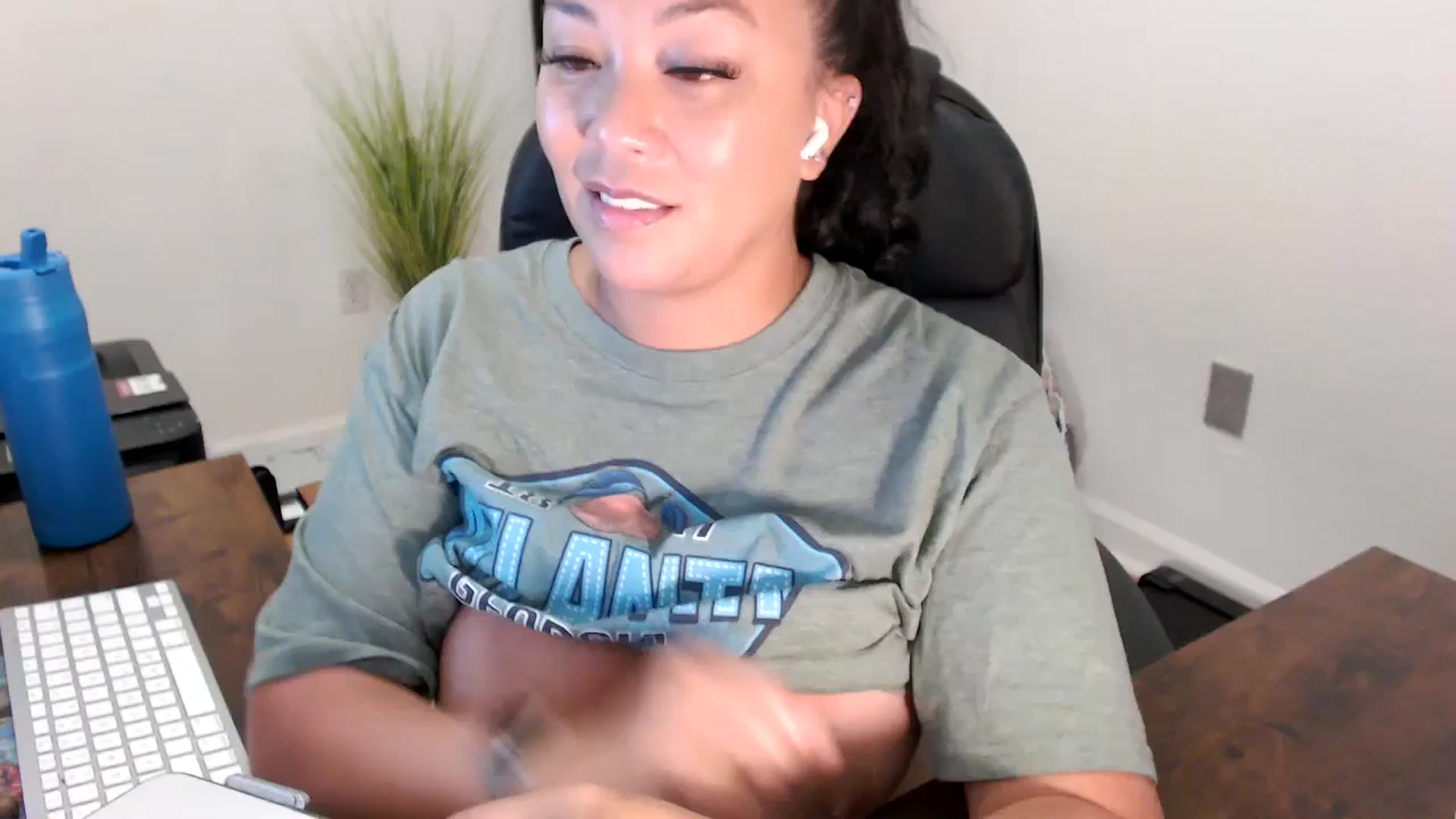 Gallery image thumbnail from MickaylaStar's myfreecams stream on, 08/12/2025, 17:08 image 16 of 20