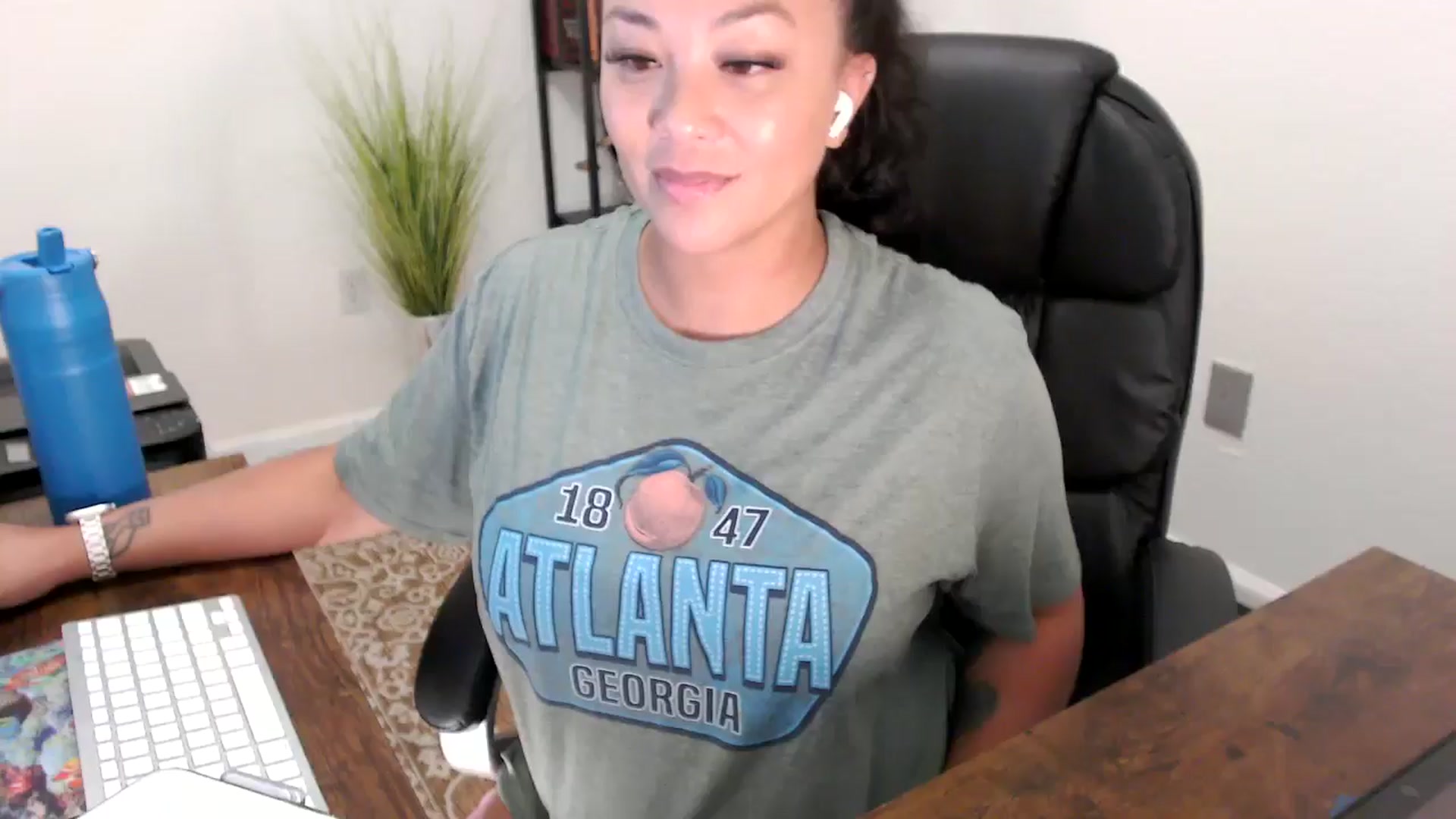 Gallery image thumbnail from MickaylaStar's myfreecams stream on, 08/12/2025, 18:32 image 17 of 20