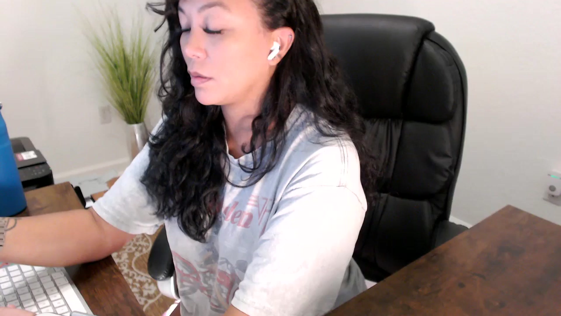 Gallery image thumbnail from MickaylaStar's myfreecams stream on, 08/13/2025, 16:37 image 10 of 20