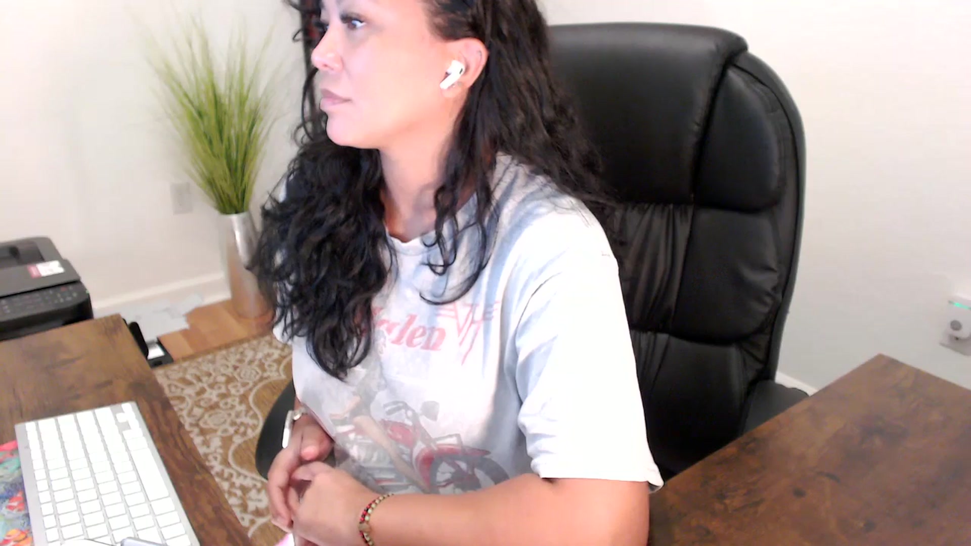 Gallery image thumbnail from MickaylaStar's myfreecams stream on, 08/13/2025, 16:37 image 17 of 20