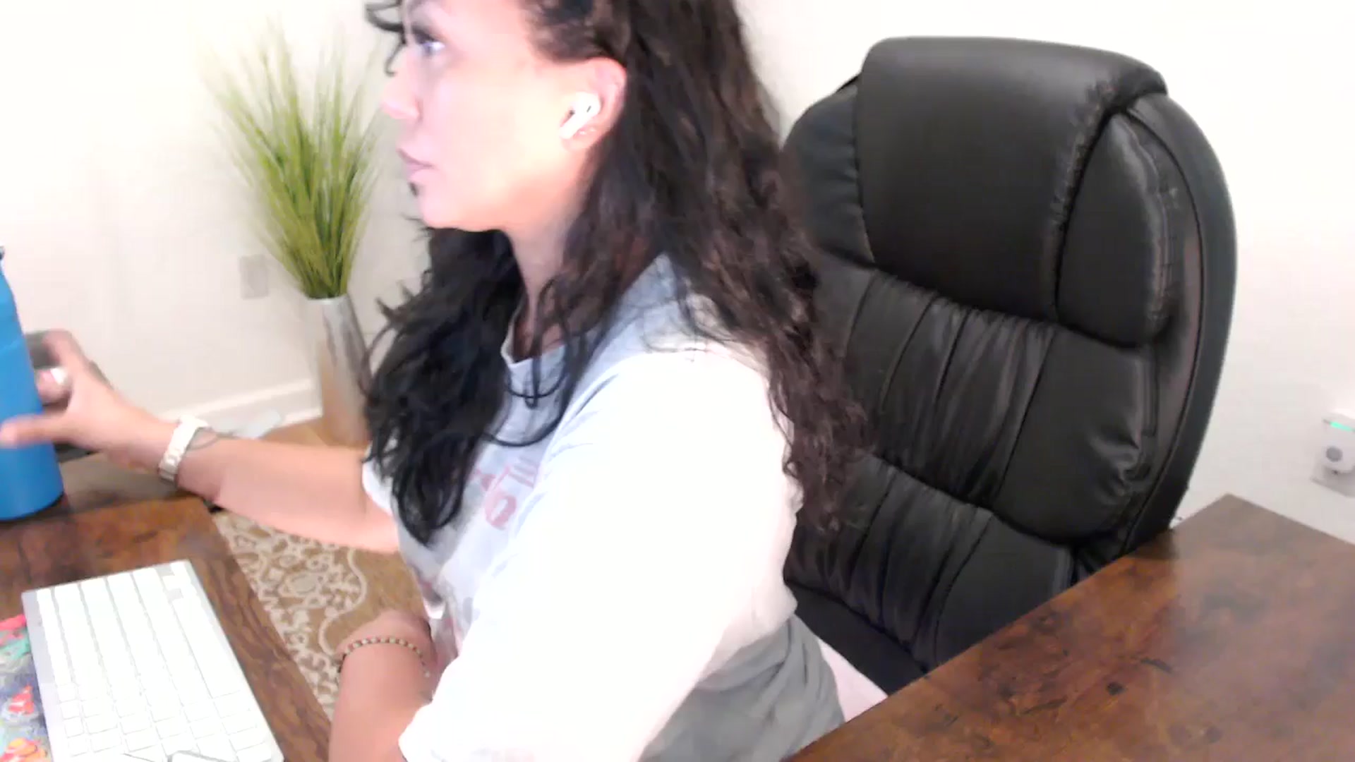 Gallery image thumbnail from MickaylaStar's myfreecams stream on, 08/13/2025, 16:37 image 15 of 20
