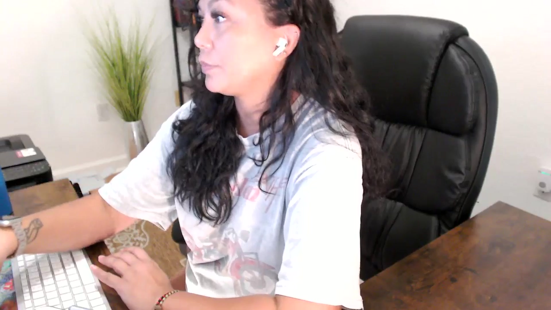 Gallery image thumbnail from MickaylaStar's myfreecams stream on, 08/13/2025, 16:50 image 13 of 20
