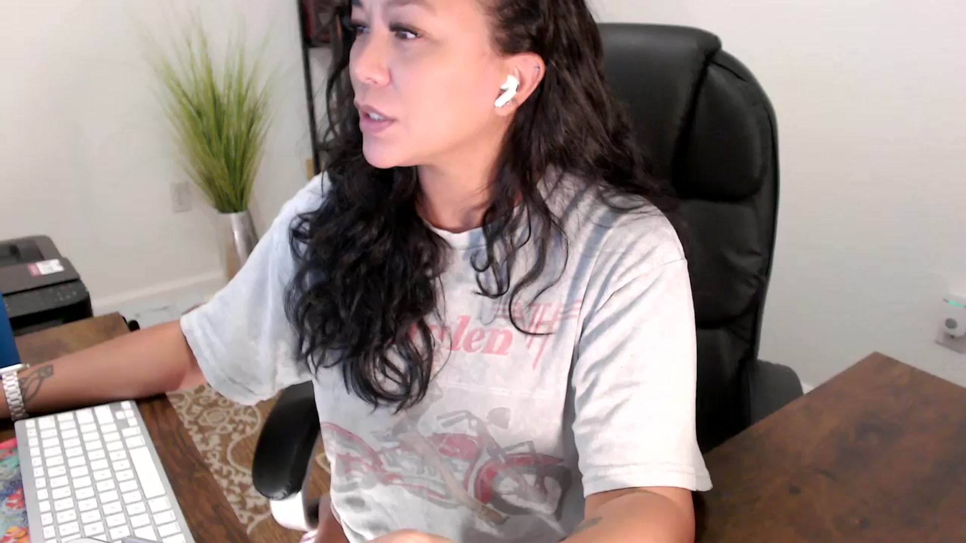 Gallery image thumbnail from MickaylaStar's myfreecams stream on, 08/13/2025, 16:50 image 19 of 20