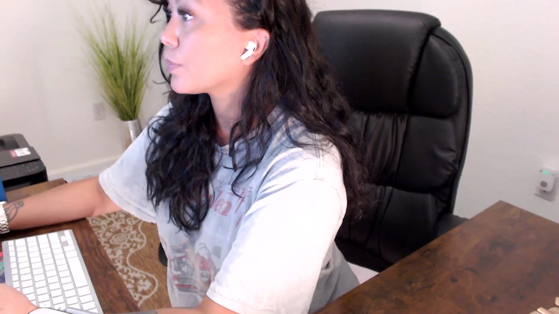 Gallery image thumbnail from MickaylaStar's myfreecams stream on, 08/13/2025, 17:13 image 10 of 20