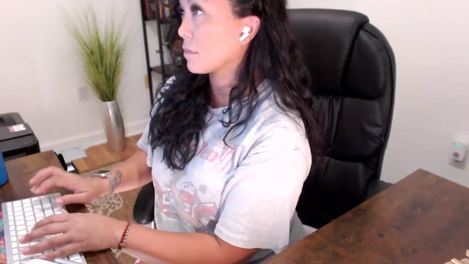 Gallery image thumbnail from MickaylaStar's myfreecams stream on, 08/13/2025, 17:13 image 11 of 20
