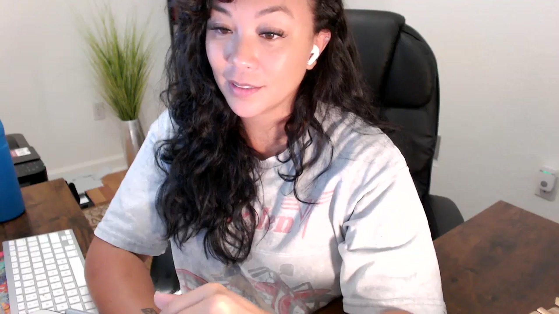 Gallery image thumbnail from MickaylaStar's myfreecams stream on, 08/13/2025, 17:13 image 3 of 20