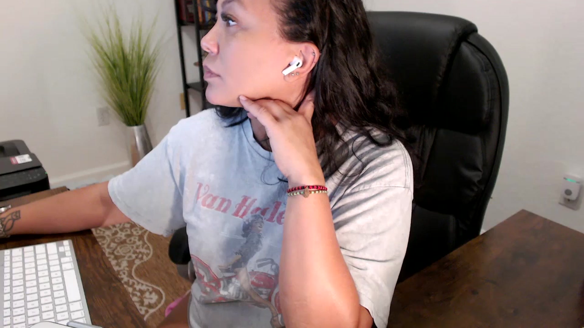 Gallery image thumbnail from MickaylaStar's myfreecams stream on, 08/13/2025, 17:31 image 17 of 20