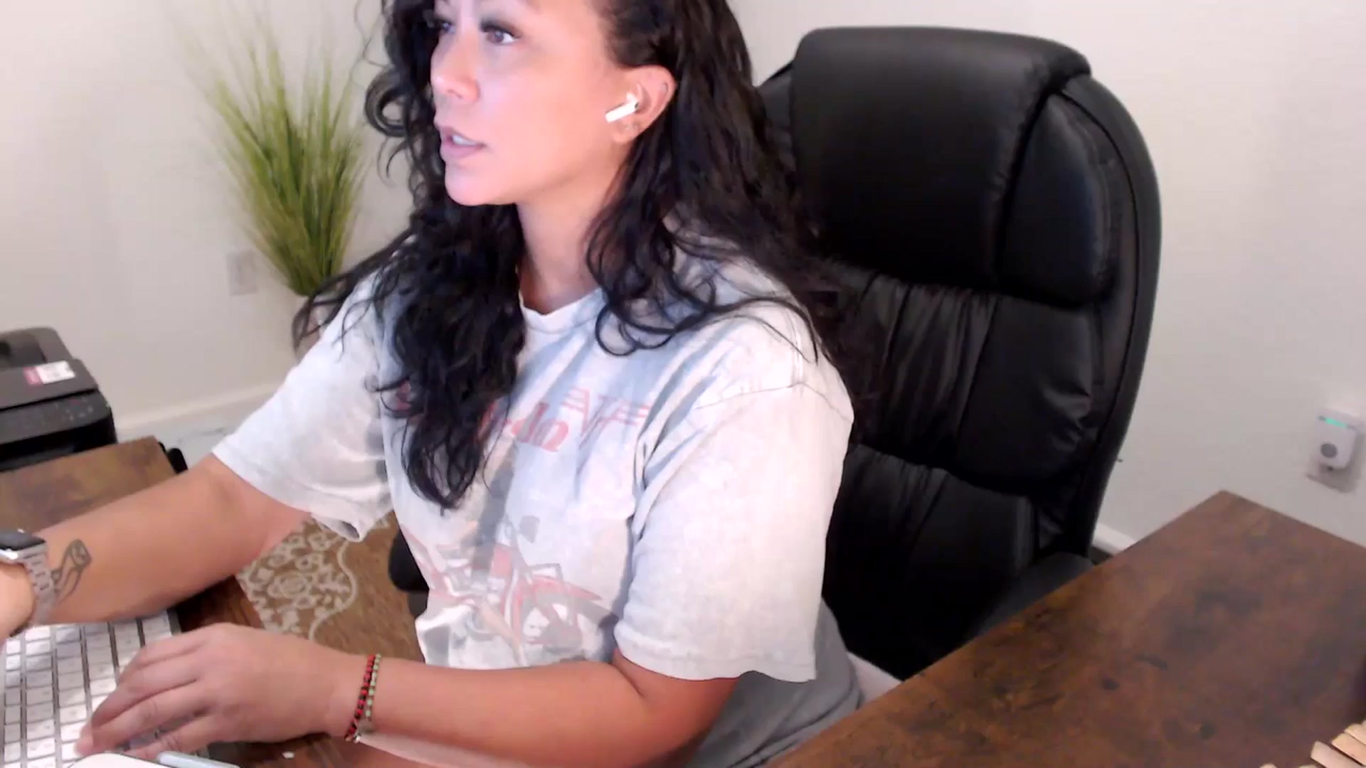 Gallery image thumbnail from MickaylaStar's myfreecams stream on, 08/13/2025, 18:12 image 11 of 20