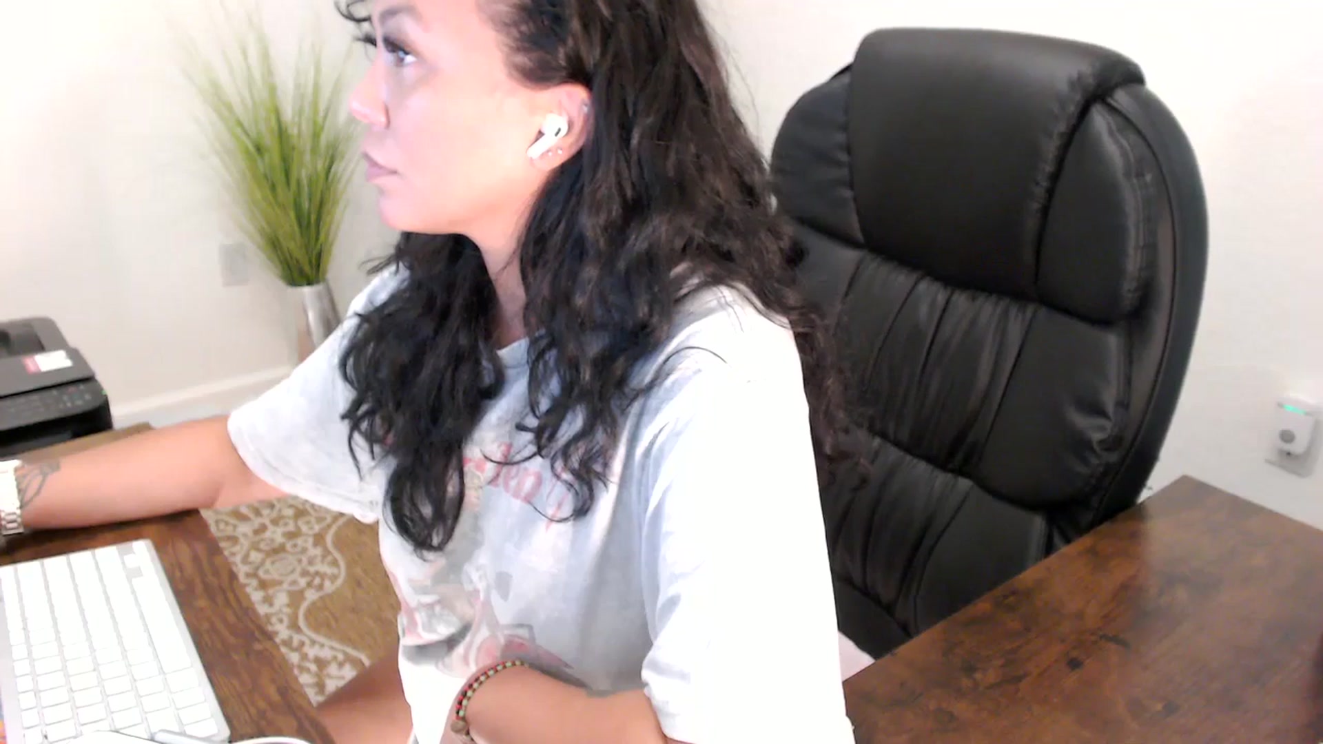 Gallery image thumbnail from MickaylaStar's myfreecams stream on, 08/13/2025, 18:33 image 17 of 20