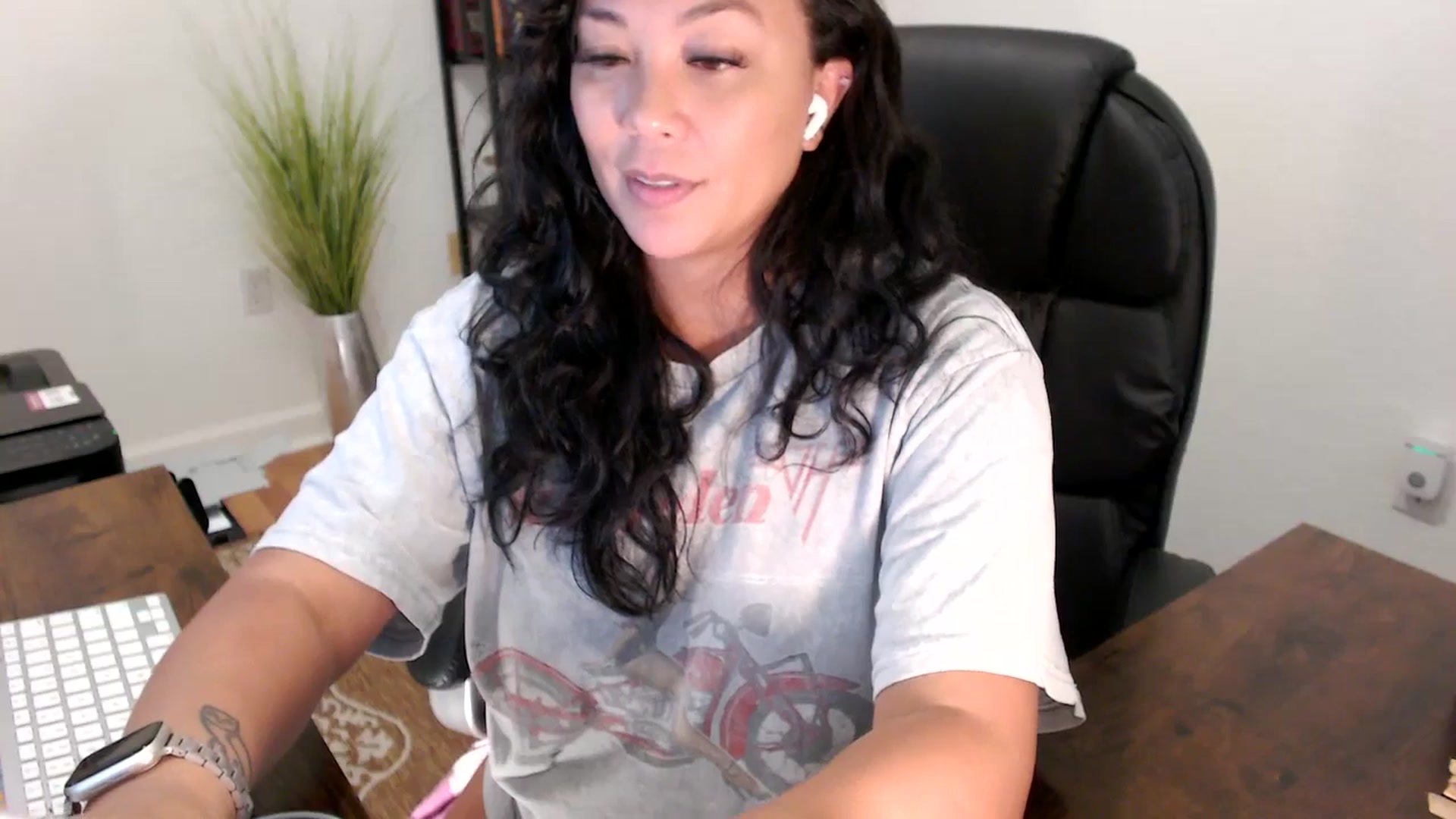 Gallery image thumbnail from MickaylaStar's myfreecams stream on, 08/13/2025, 18:33 image 18 of 20