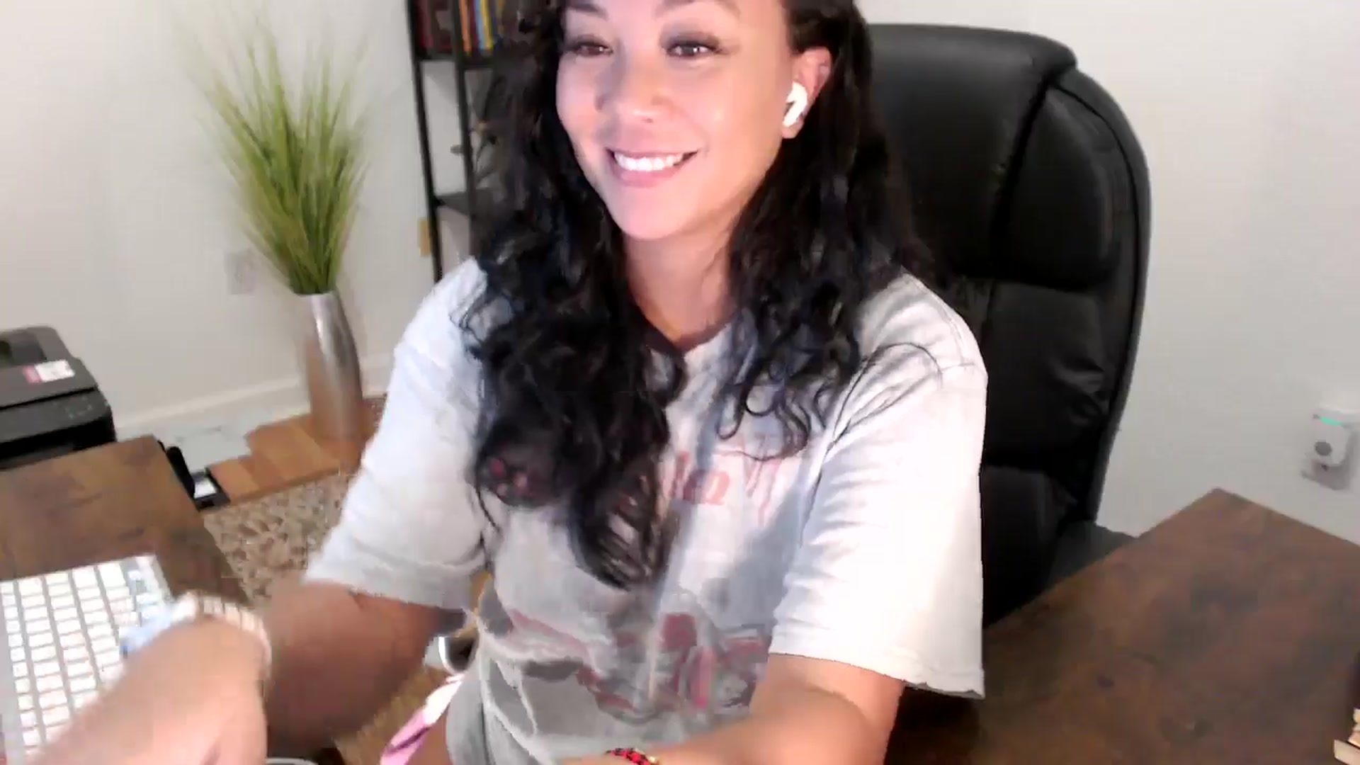 Gallery image thumbnail from MickaylaStar's myfreecams stream on, 08/13/2025, 18:33 image 19 of 20