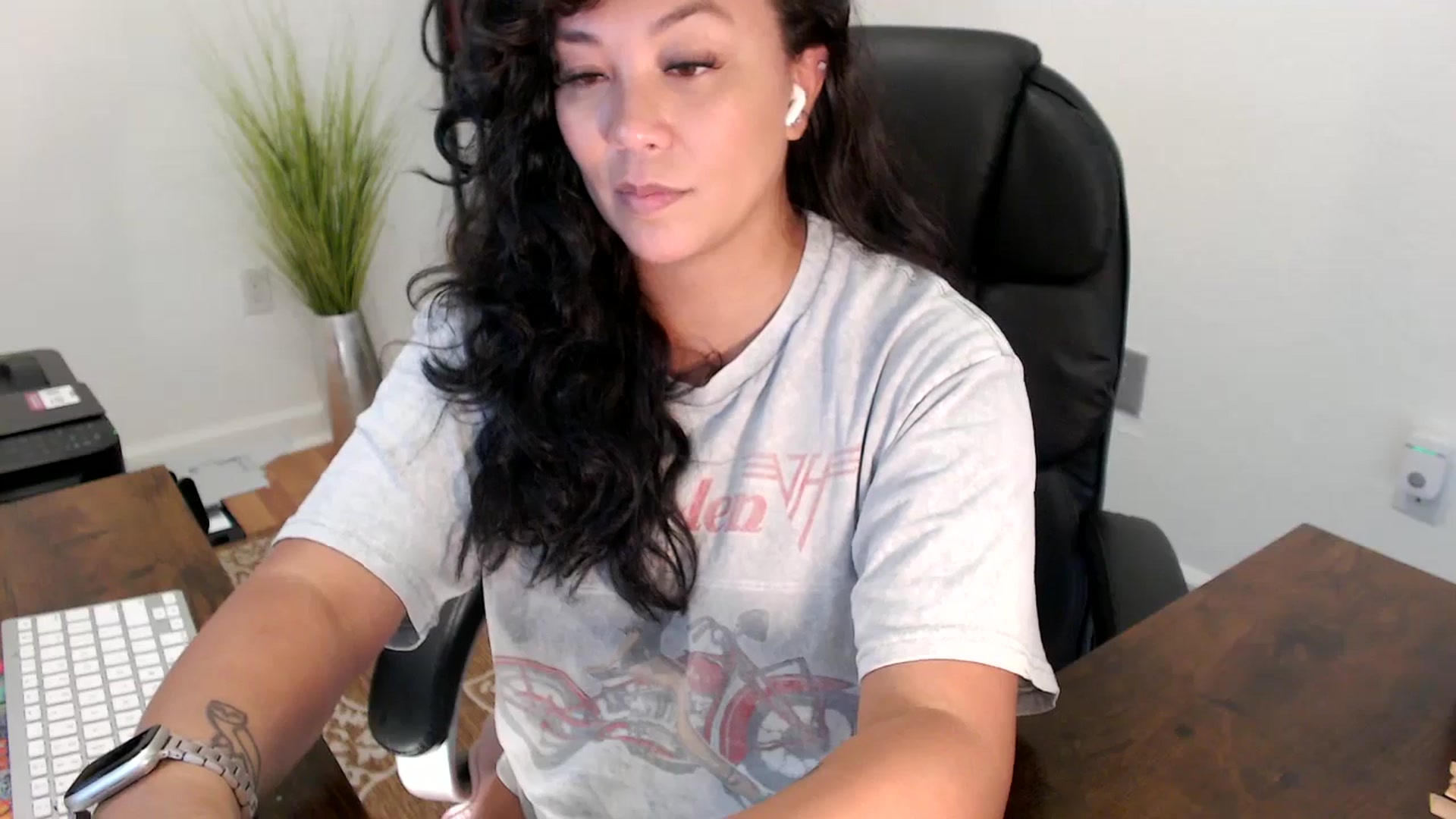 Gallery image thumbnail from MickaylaStar's myfreecams stream on, 08/13/2025, 19:38 image 11 of 20