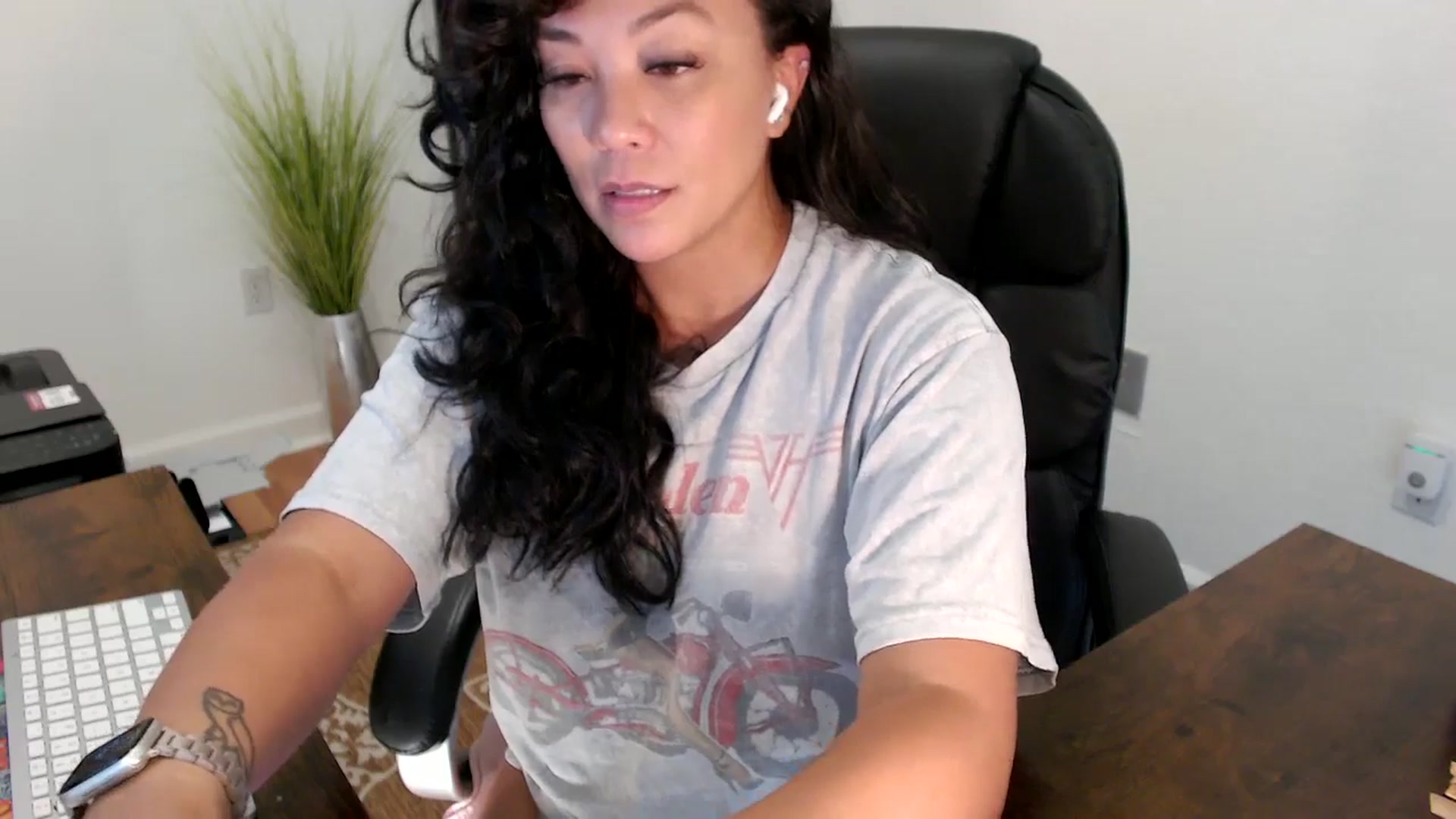 Gallery image thumbnail from MickaylaStar's myfreecams stream on, 08/13/2025, 19:38 image 8 of 20