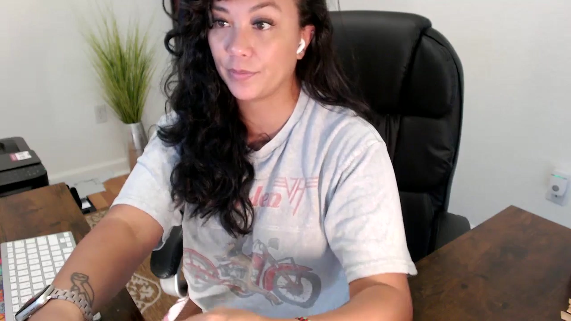 Gallery image thumbnail from MickaylaStar's myfreecams stream on, 08/13/2025, 19:38 image 15 of 20