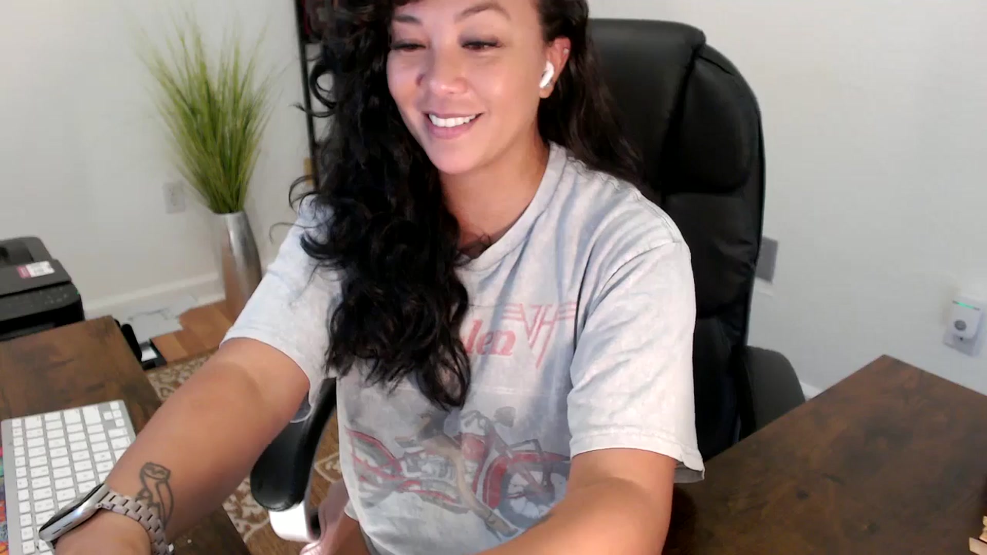 Gallery image thumbnail from MickaylaStar's myfreecams stream on, 08/13/2025, 19:38 image 9 of 20