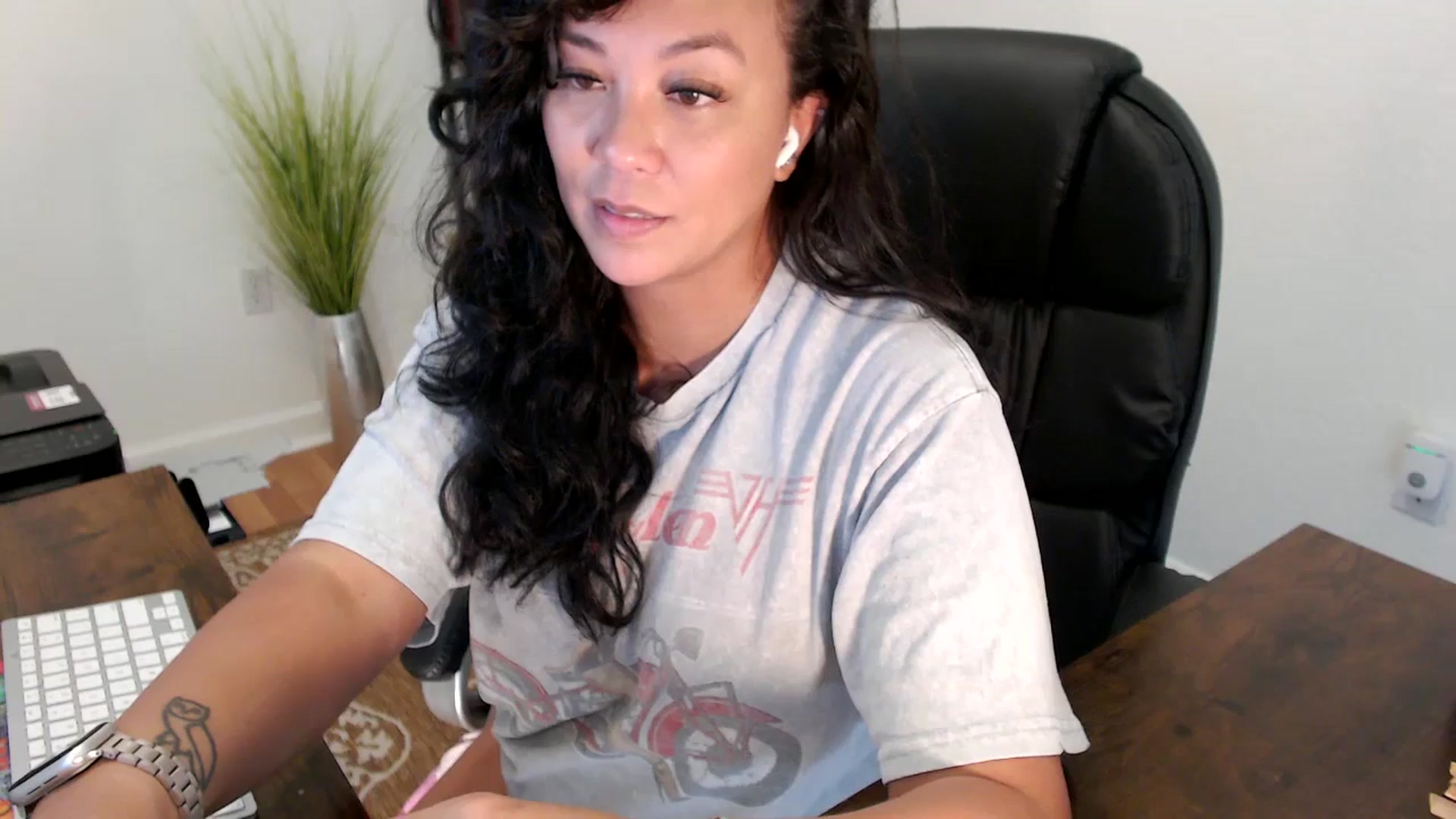 Gallery image thumbnail from MickaylaStar's myfreecams stream on, 08/13/2025, 19:38 image 16 of 20