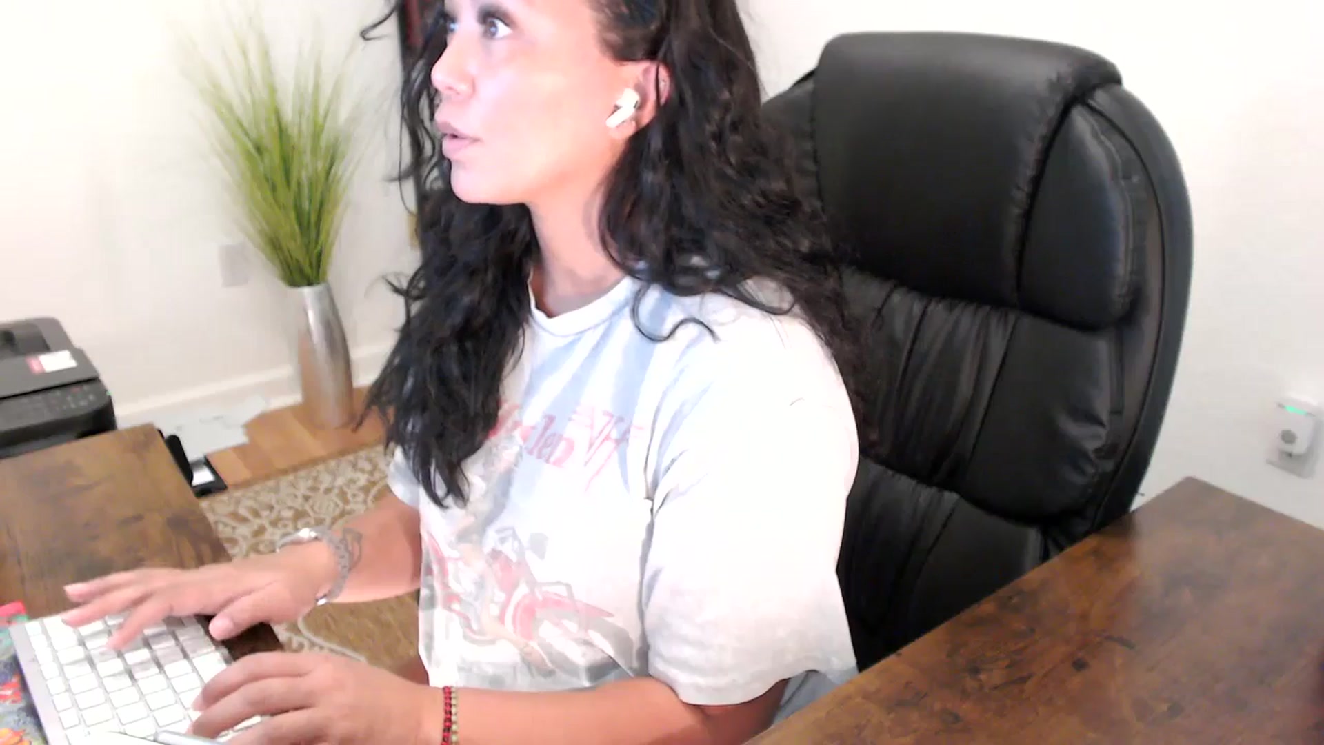 Gallery image thumbnail from MickaylaStar's myfreecams stream on, 08/13/2025, 20:31 image 19 of 20
