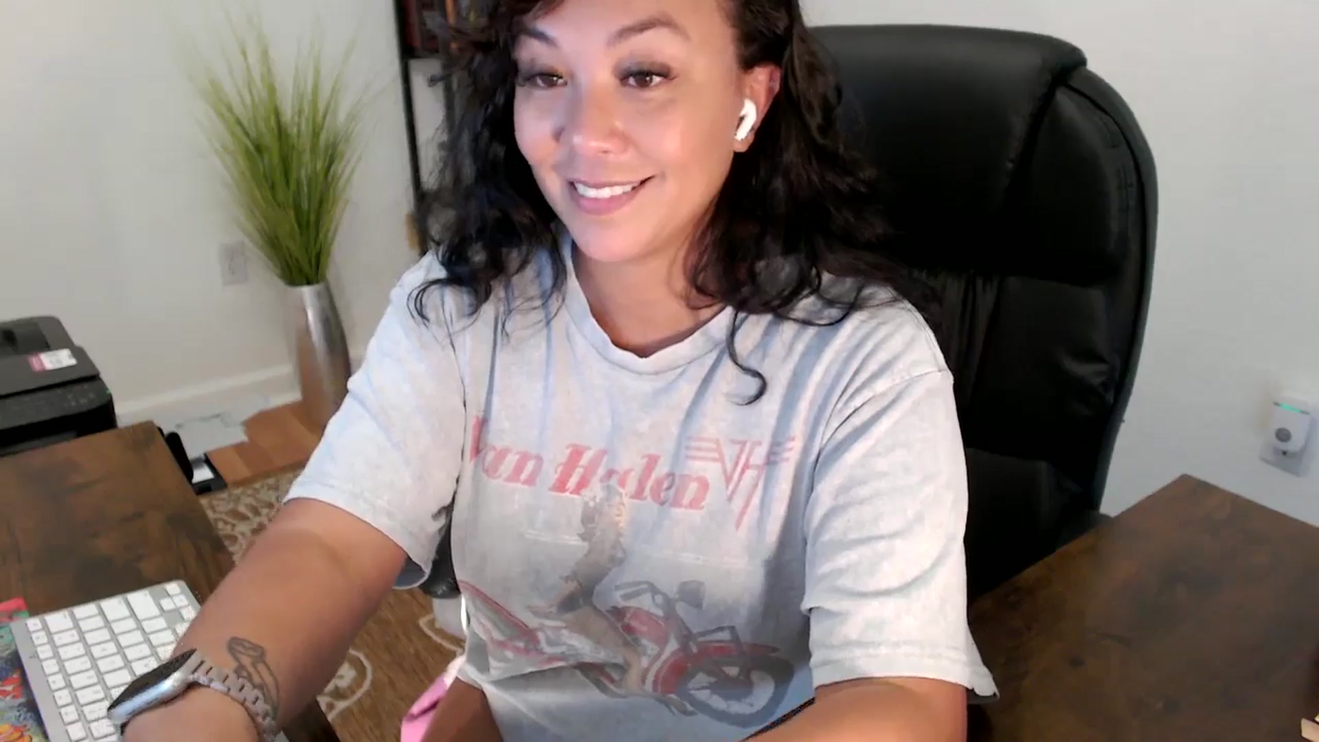 Gallery image thumbnail from MickaylaStar's myfreecams stream on, 08/13/2025, 20:31 image 6 of 20